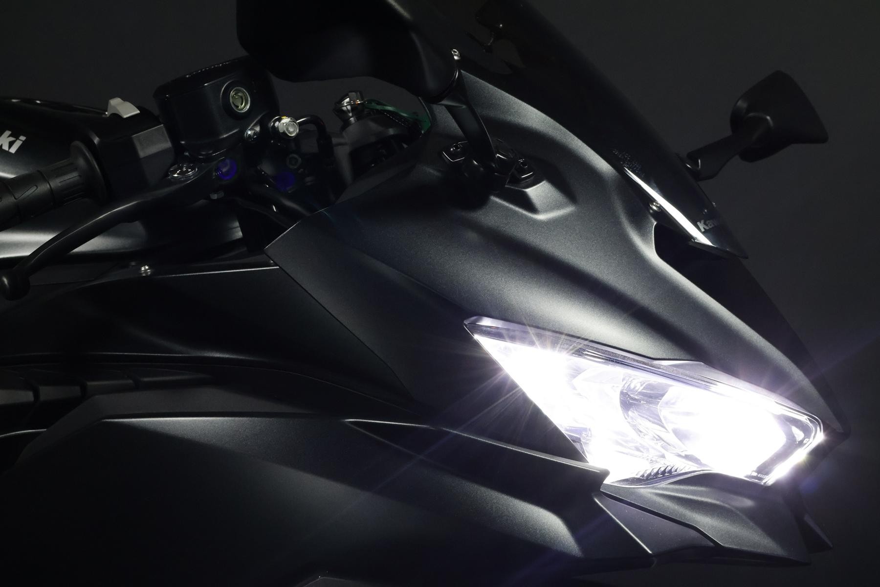 KAWASAKI Ninja ZX-4RR (57/35 KW) *Black Edition* Level 3-image-3