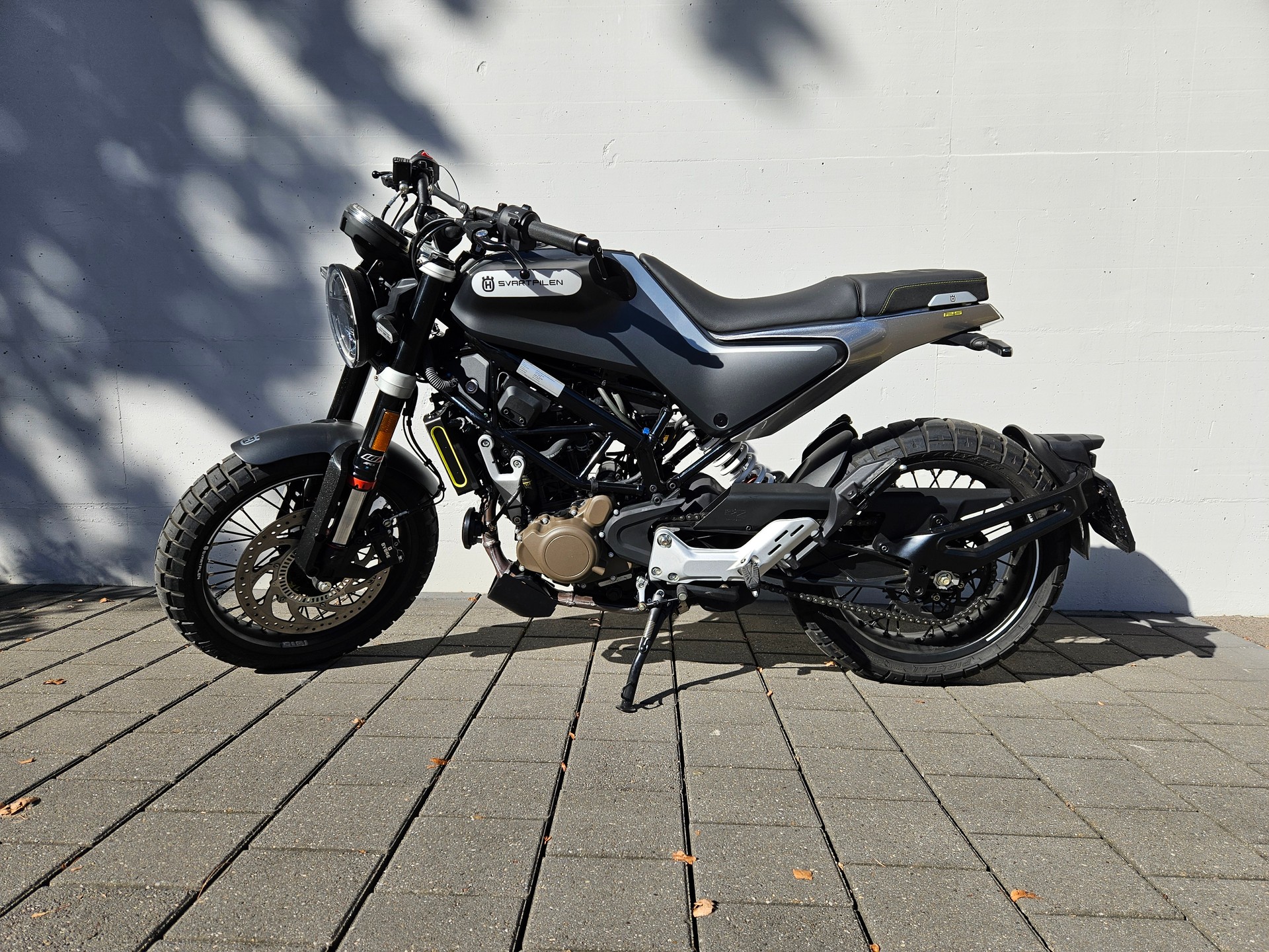 HUSQVARNA Svartpilen 125-image-0