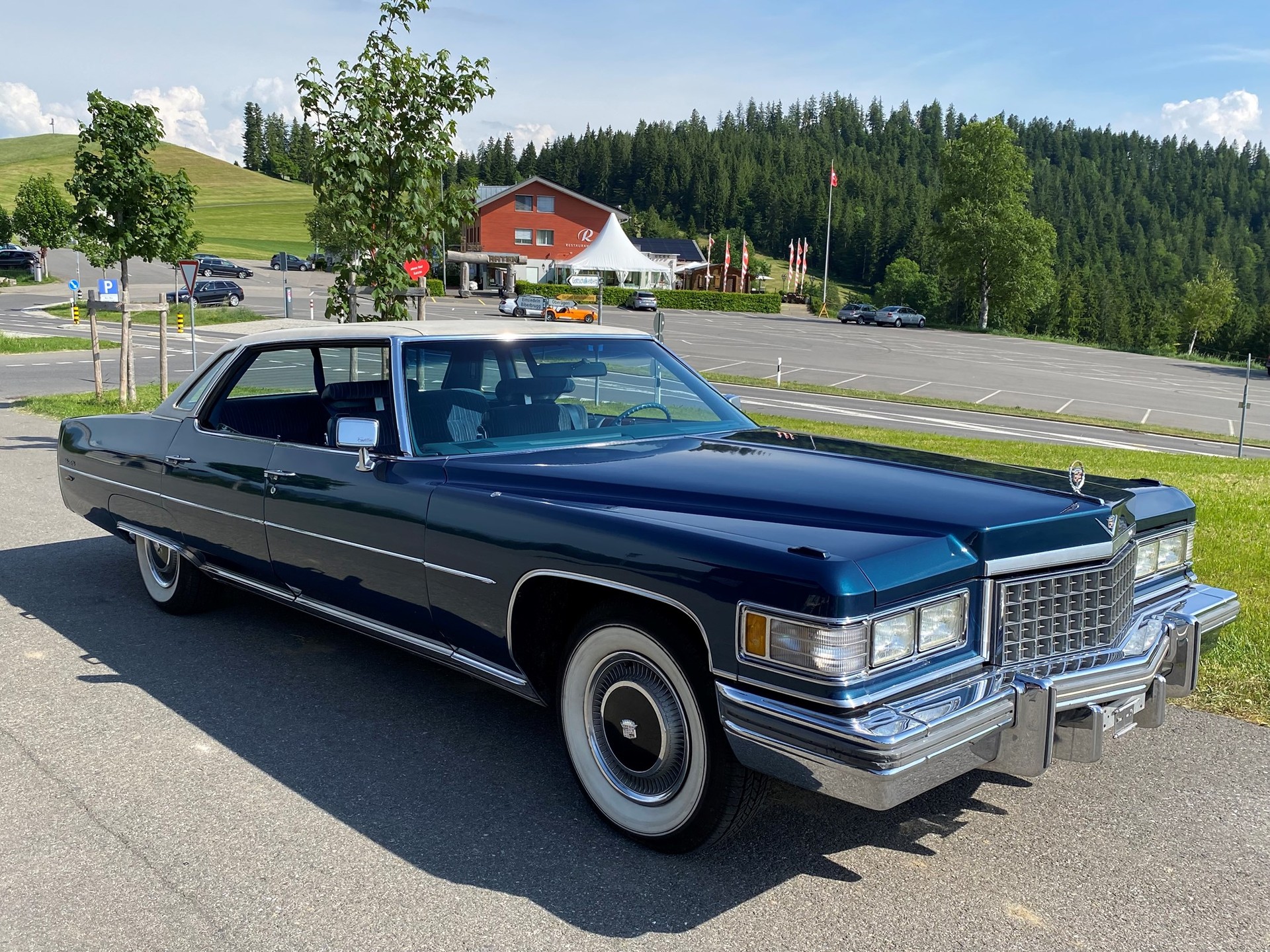 CADILLAC DEVILLE Sedan