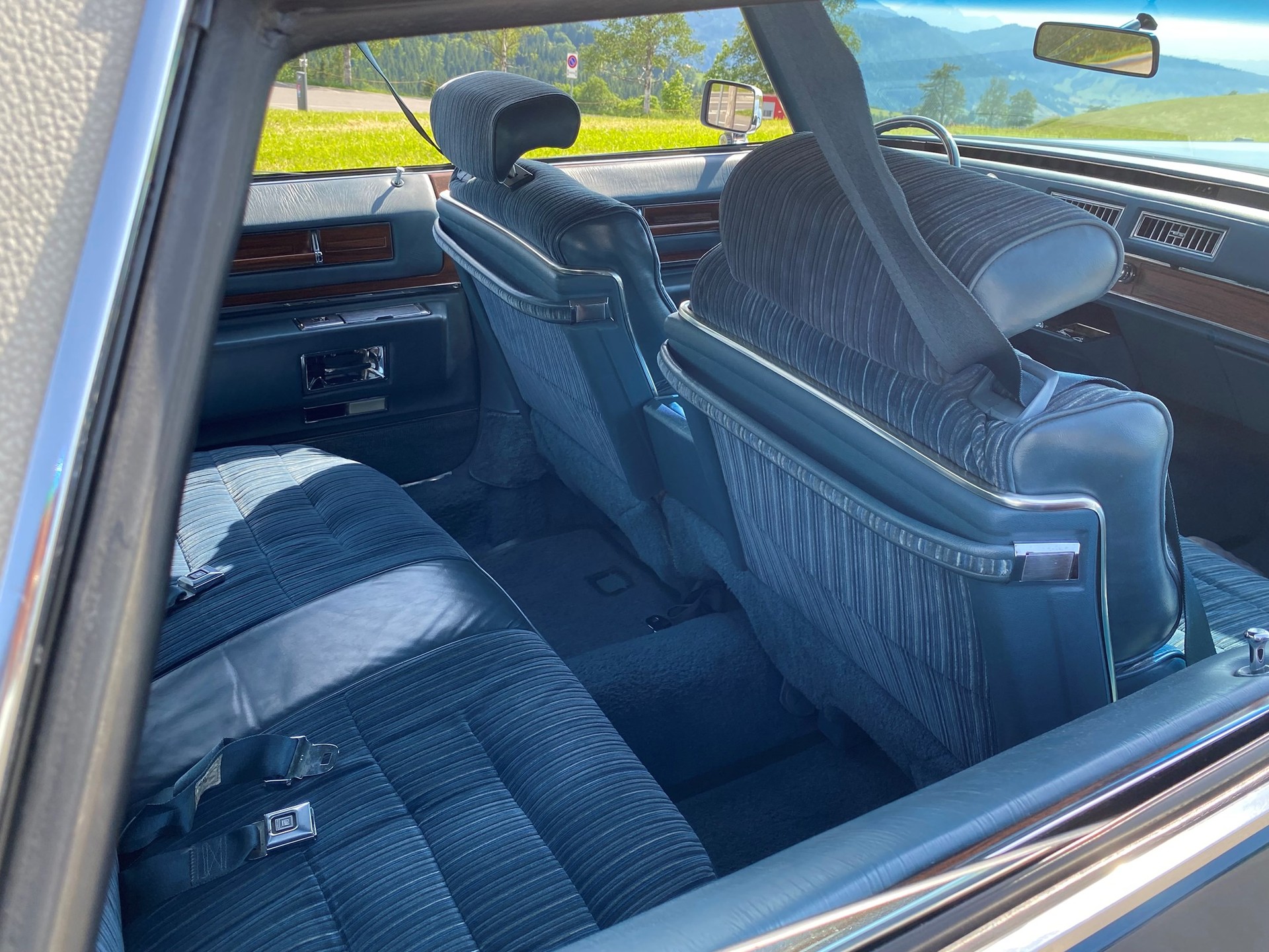 CADILLAC DEVILLE Sedan-image-11