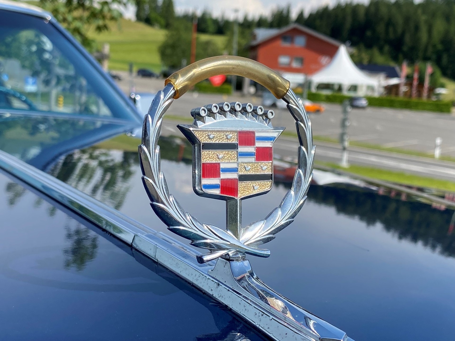 CADILLAC DEVILLE Sedan-image-3