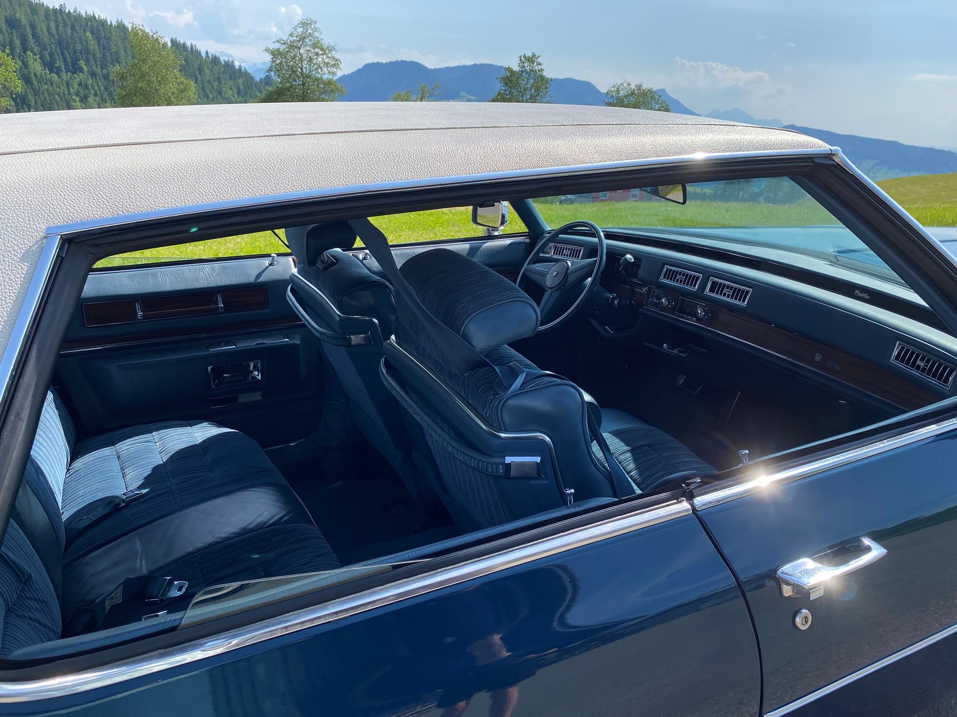 CADILLAC DEVILLE Sedan-image-9