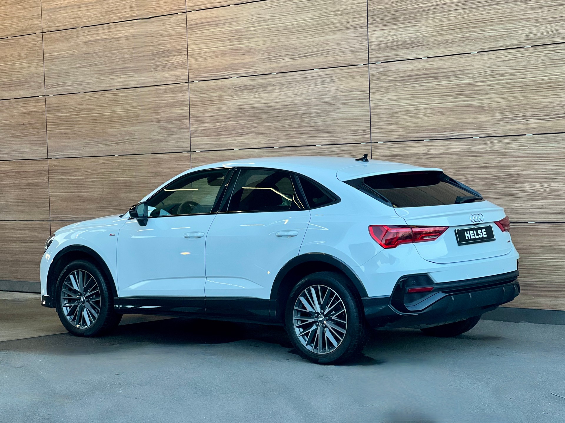 AUDI Q3 Sportback 45 TFSI S line quattro-image-4