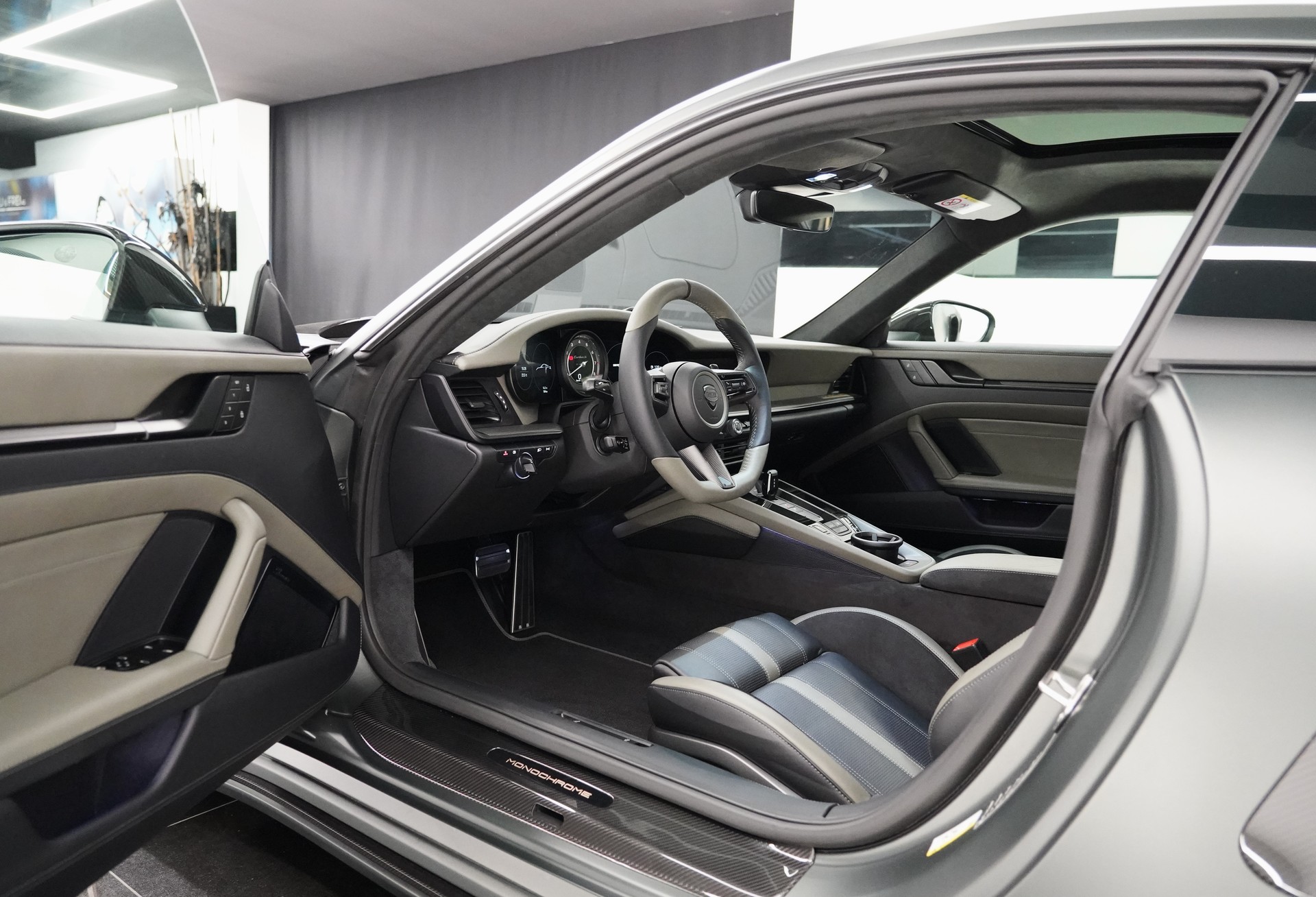 PORSCHE 911 Turbo S-image-8