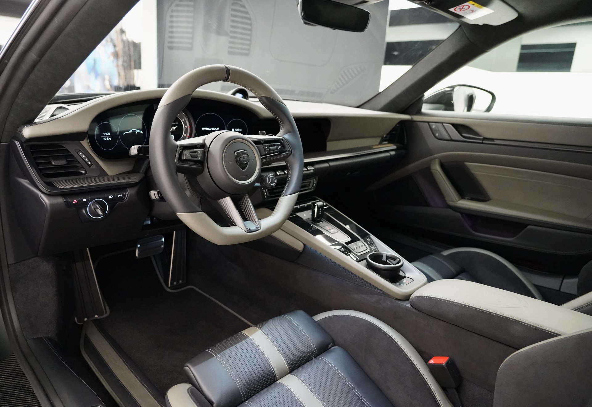 PORSCHE 911 Turbo S-image-9