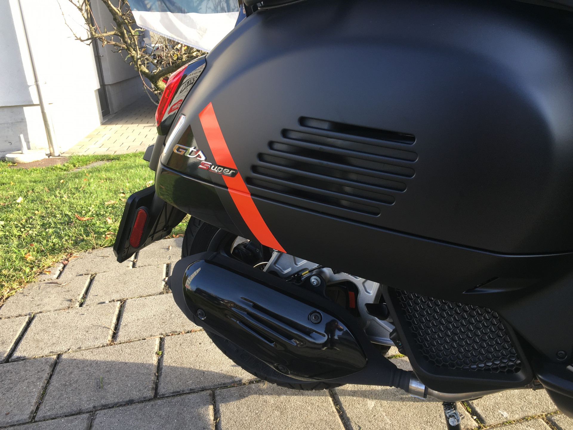 PIAGGIO Vespa GTS 125 Super-image-1