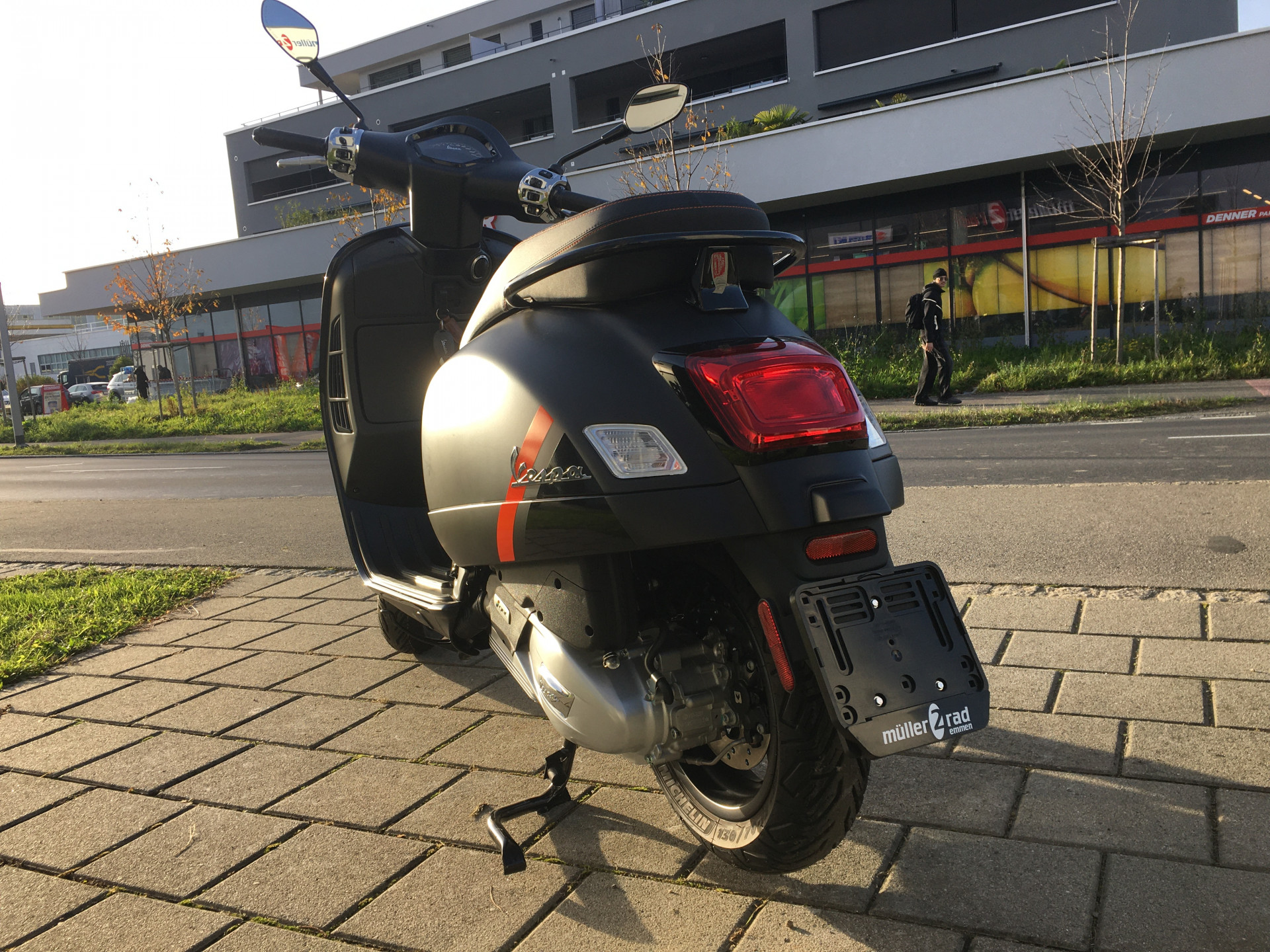 PIAGGIO Vespa GTS 125 Super-image-2