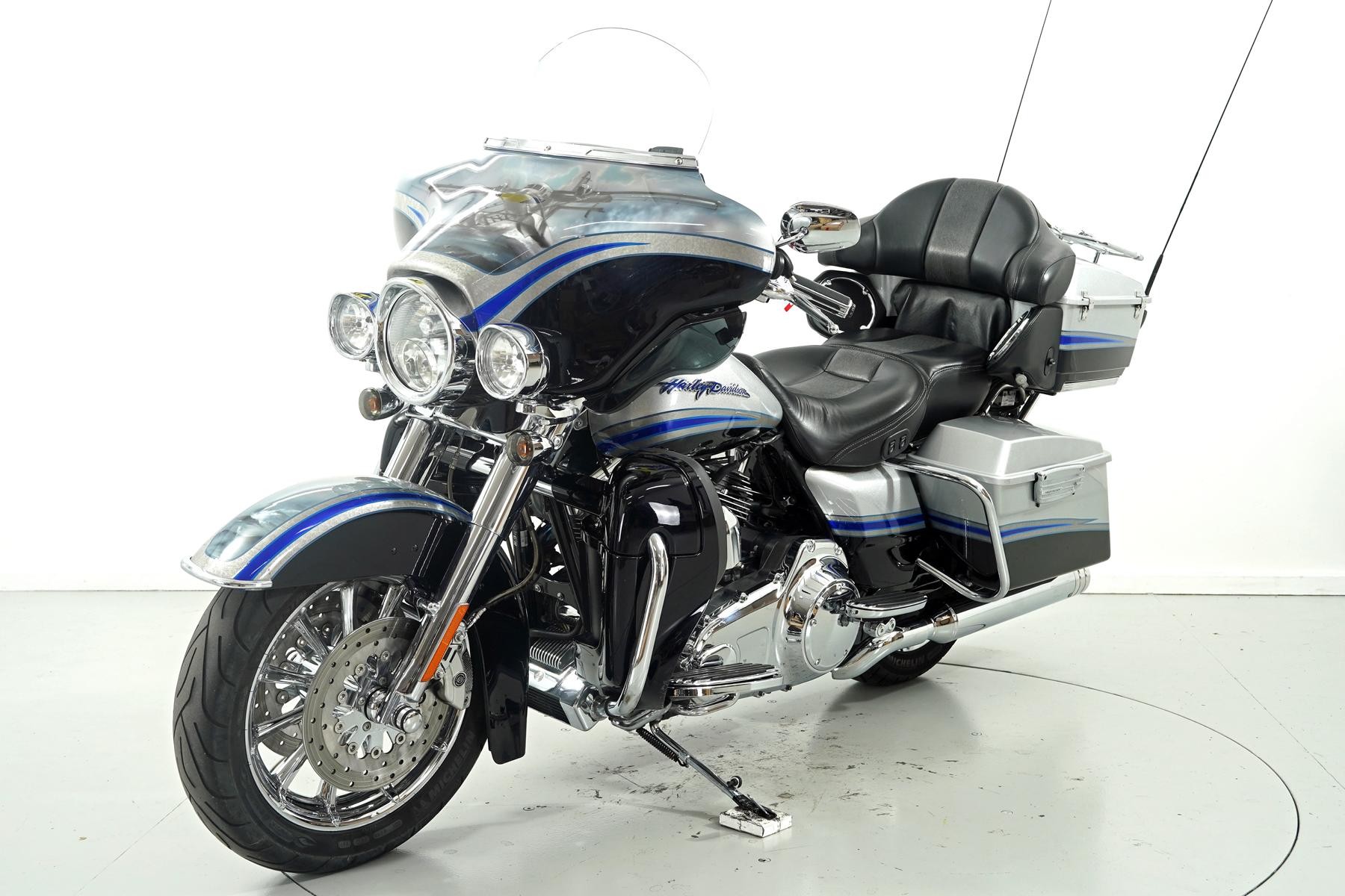 HARLEY-DAVIDSON FLHTCUSE 4-showroom-element-2