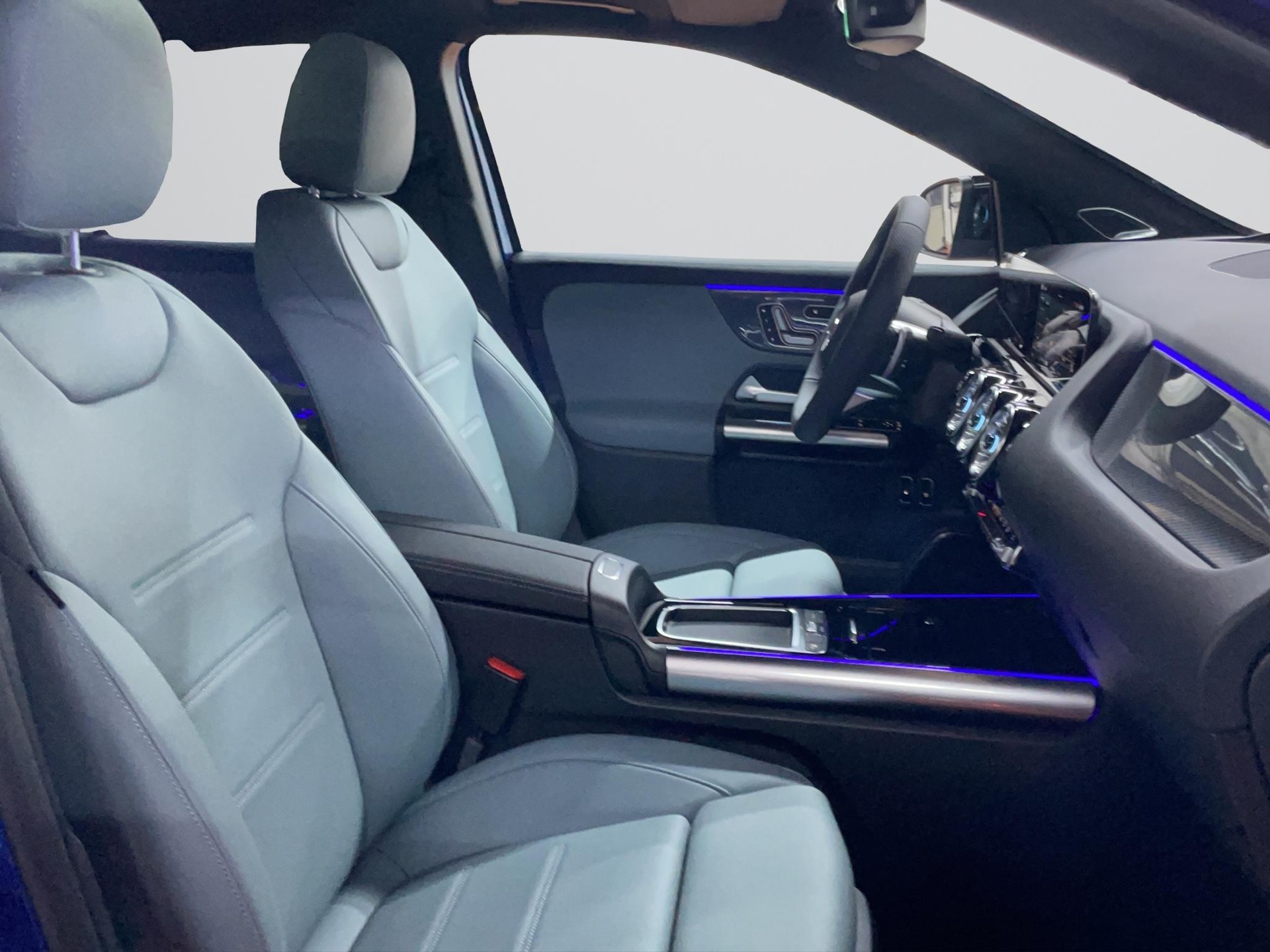 MERCEDES-BENZ GLA 250 e AMG Line-image-6