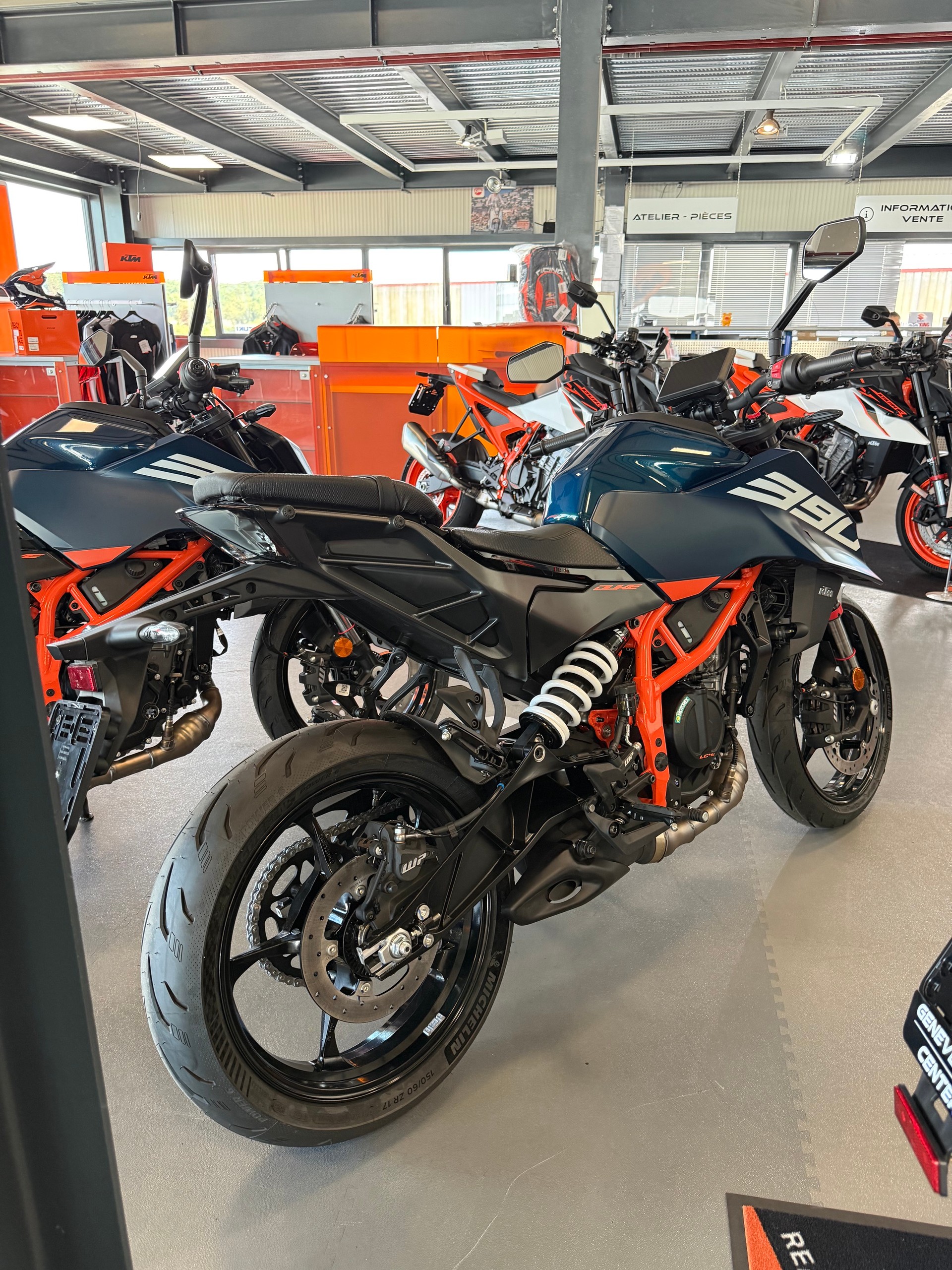 KTM 390 Duke-image-2