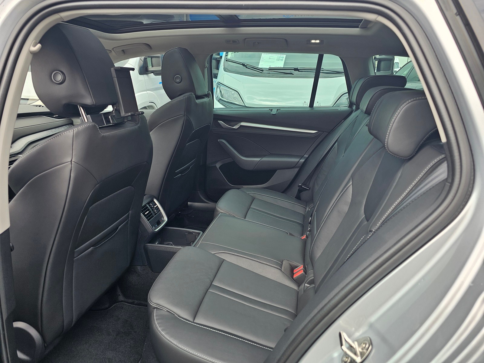 SKODA Octavia Combi 2.0 TDI DSG Selection-image-8