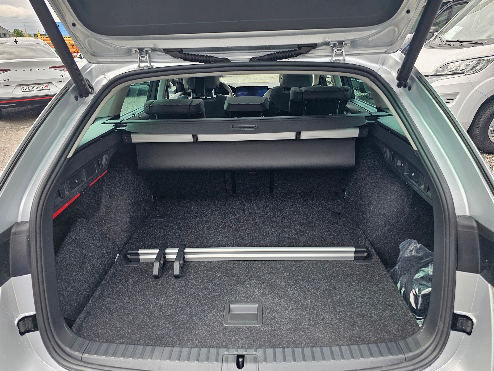 SKODA Octavia Combi 2.0 TDI DSG Selection-image-5