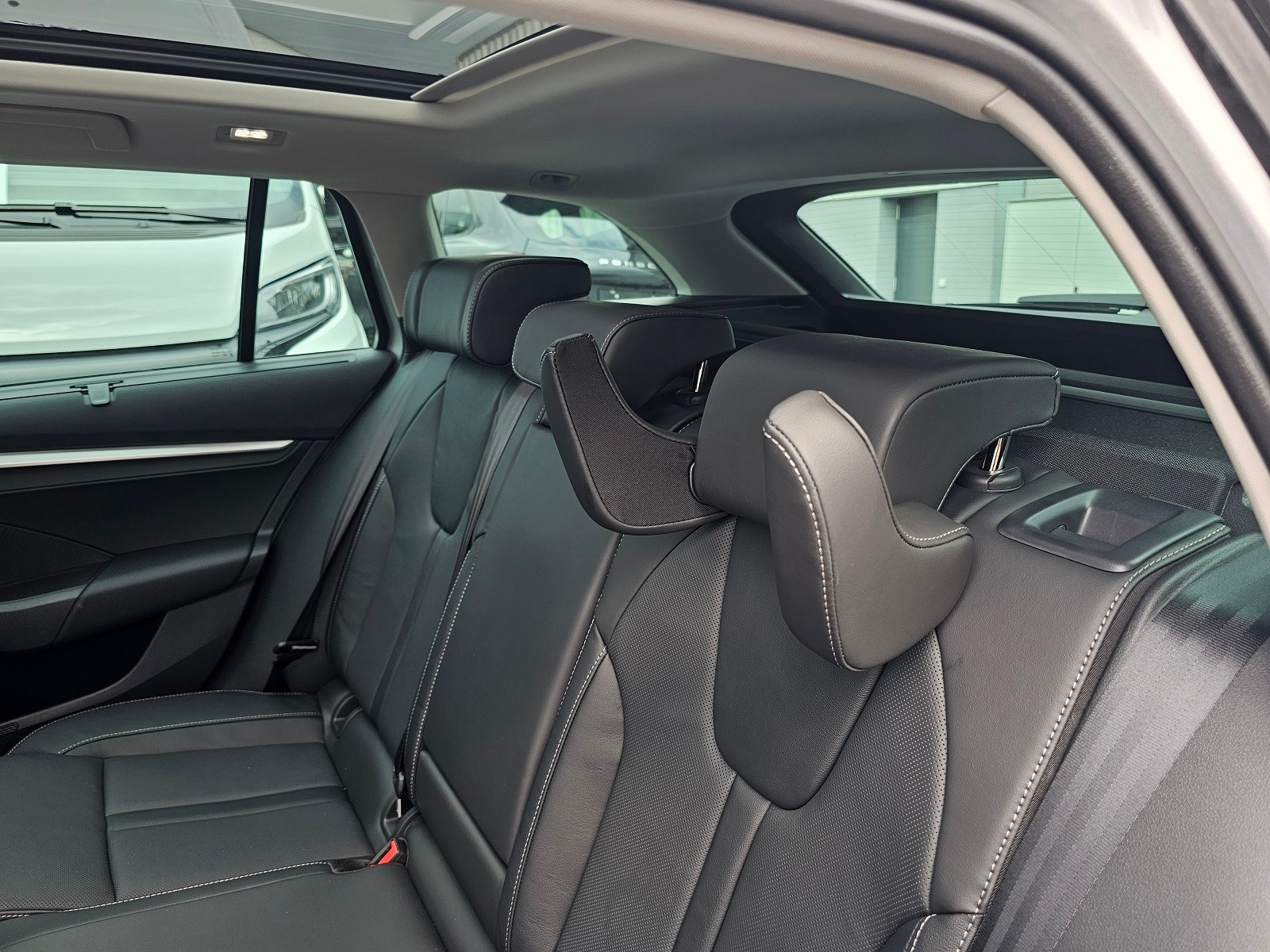 SKODA Octavia Combi 2.0 TDI DSG Selection-image-21