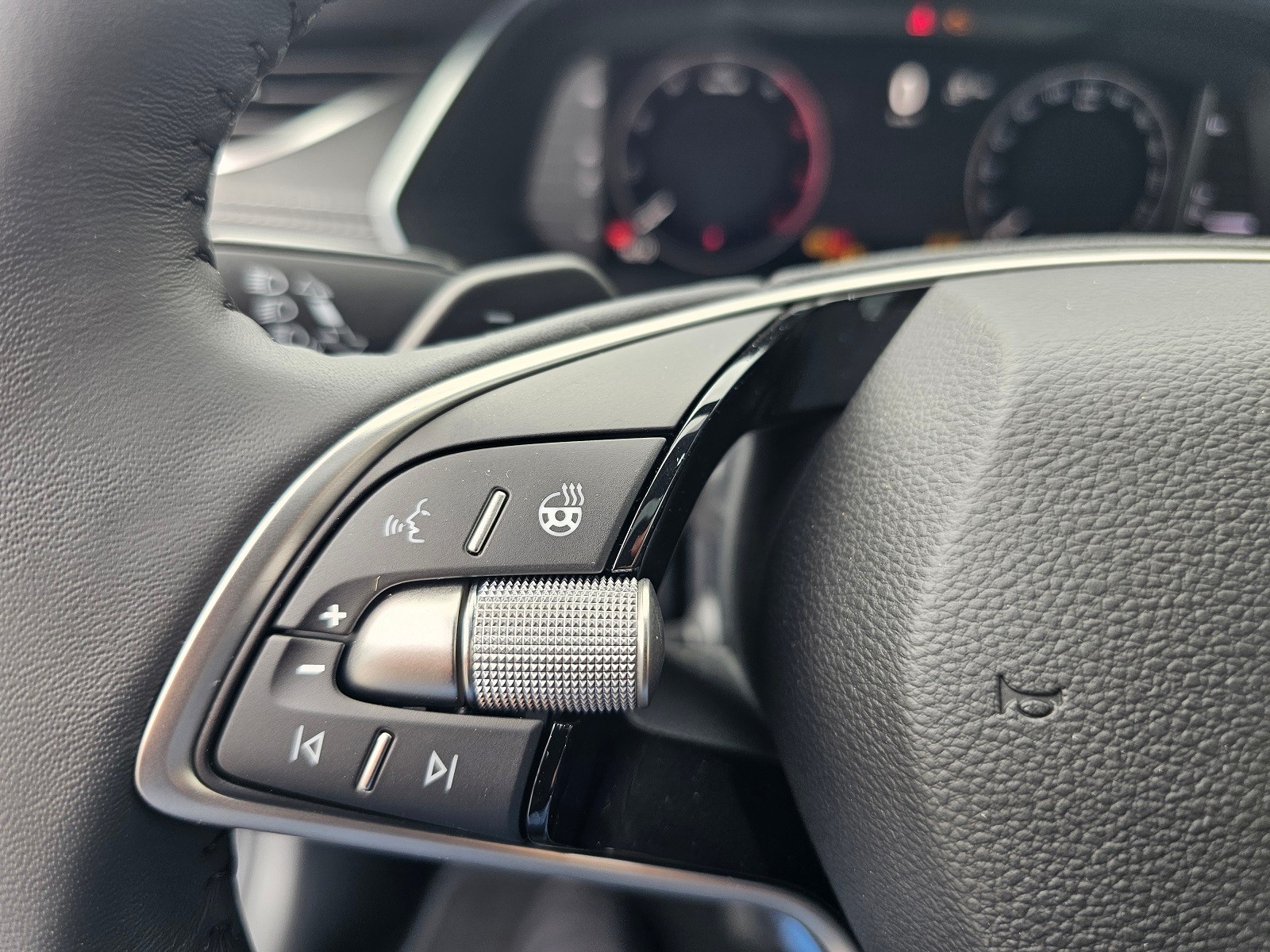 SKODA Octavia Combi 2.0 TDI DSG Selection-image-13