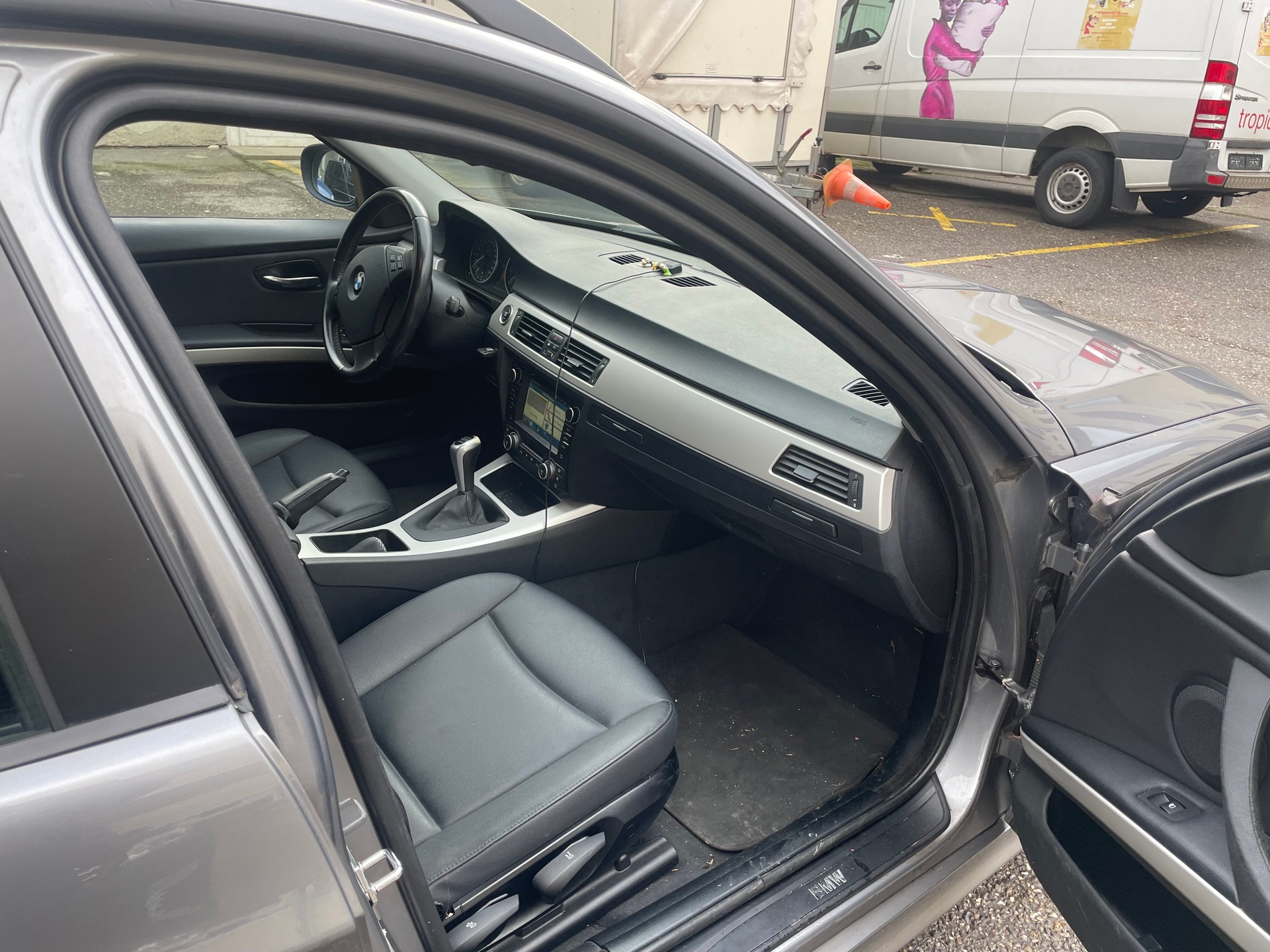 BMW 318i Touring-image-8