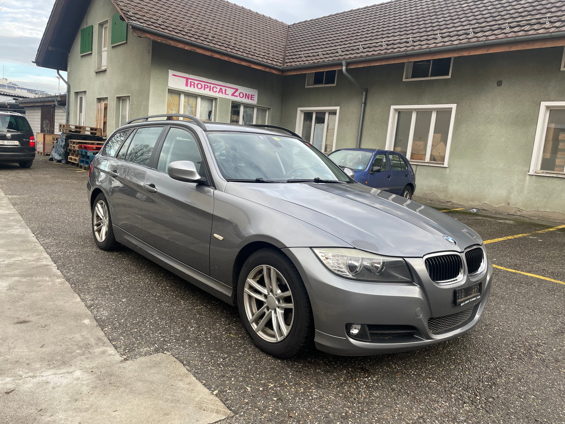 BMW 318i Touring-image-2