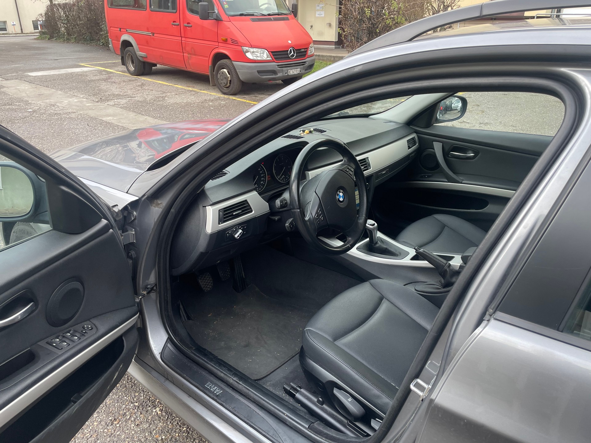 BMW 318i Touring-image-7