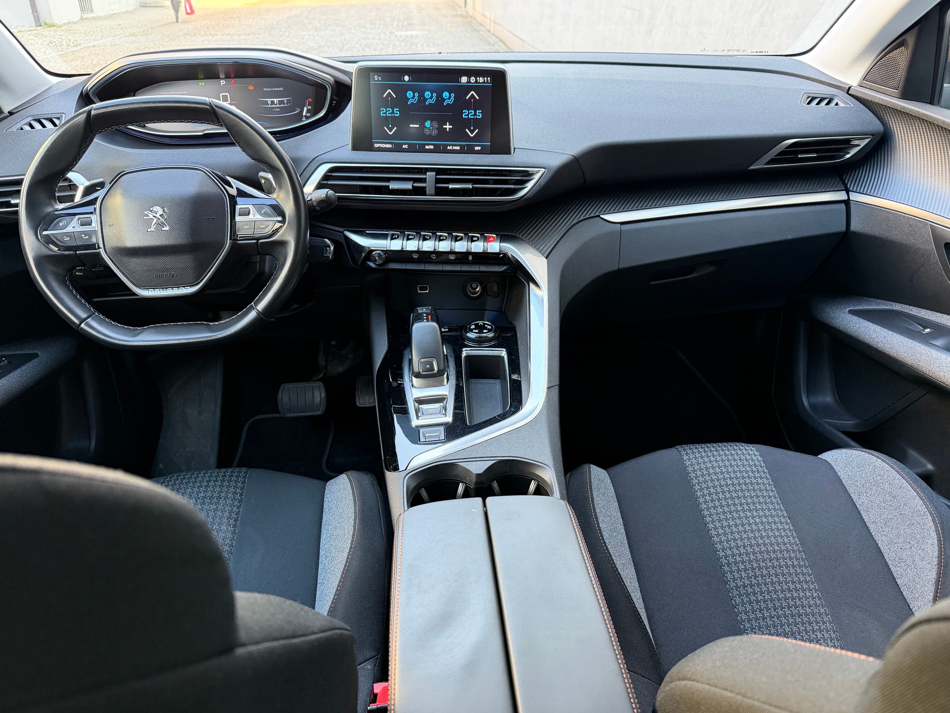 PEUGEOT 3008 1.2 PureTech Allure EAT-image-9