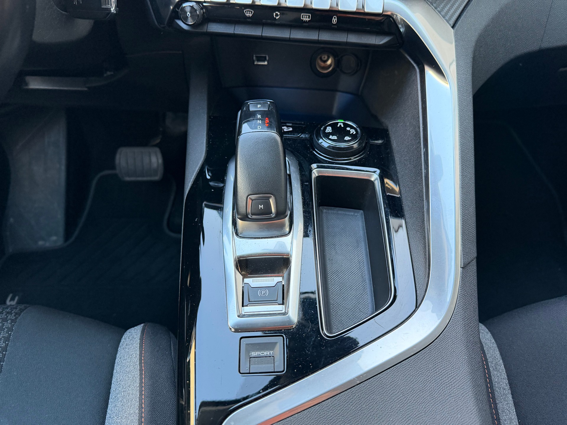 PEUGEOT 3008 1.2 PureTech Allure EAT-image-14