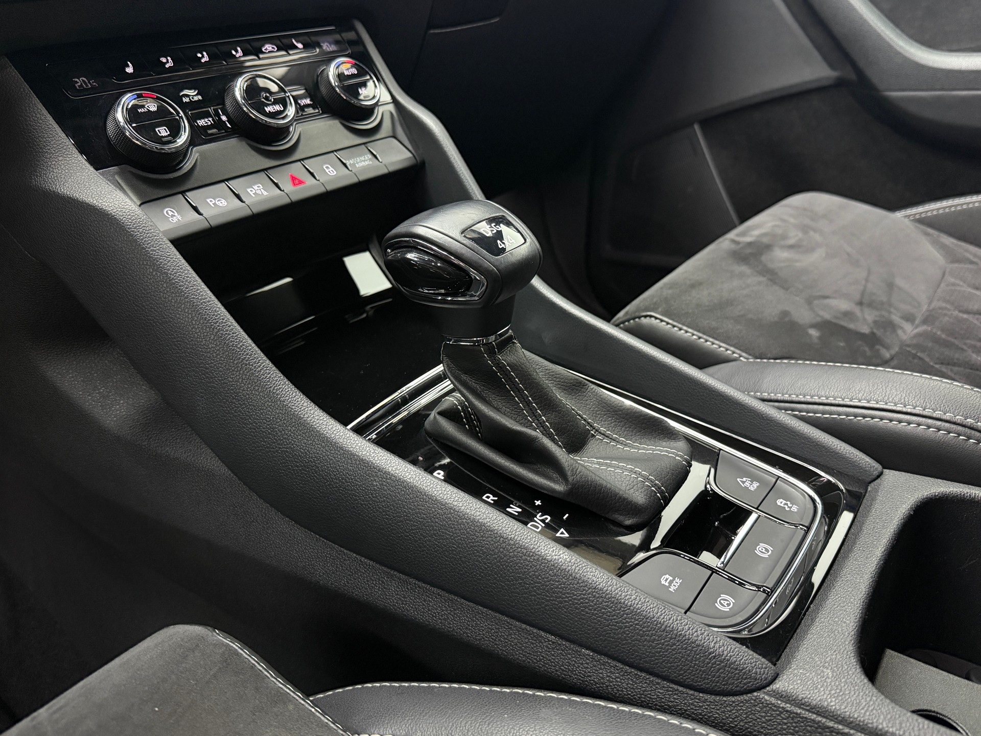 SKODA Kodiaq 2.0 TDI CR Sport Line 4x4 DSG ~AHK~7-PLÄTZER~-image-28