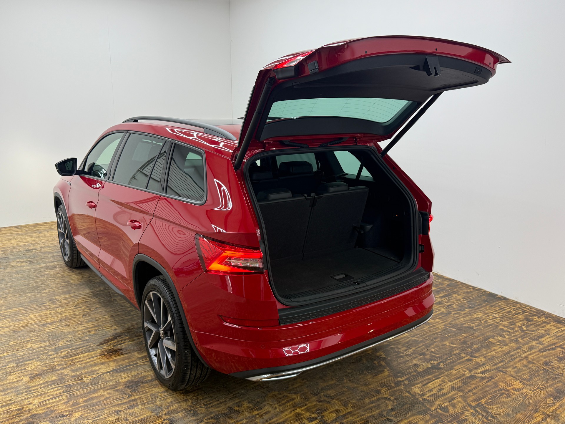 SKODA Kodiaq 2.0 TDI CR Sport Line 4x4 DSG ~AHK~7-PLÄTZER~-image-23