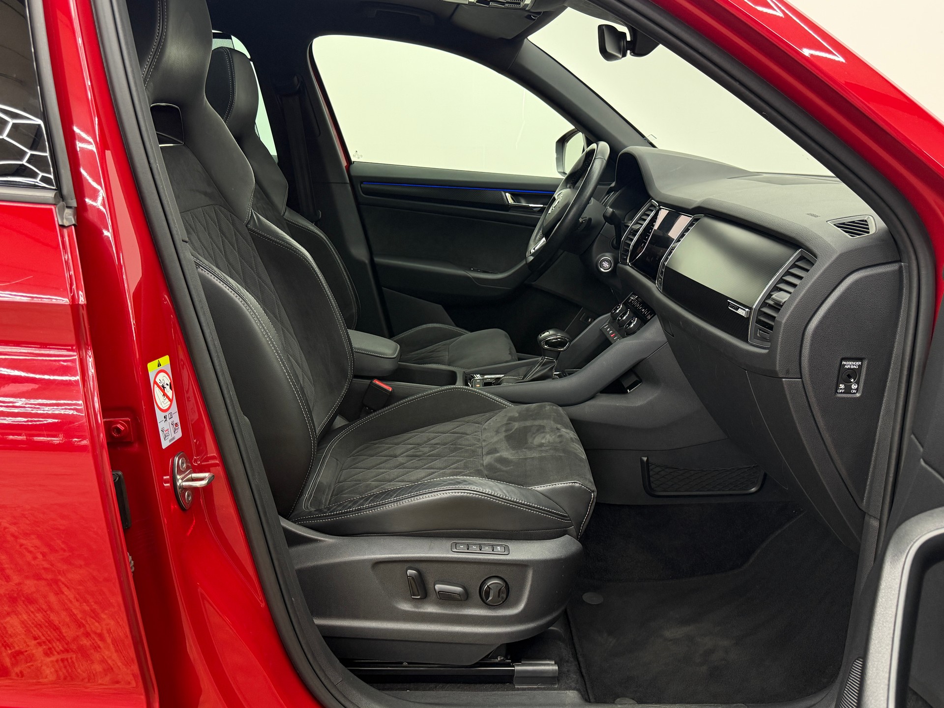 SKODA Kodiaq 2.0 TDI CR Sport Line 4x4 DSG ~AHK~7-PLÄTZER~-image-19