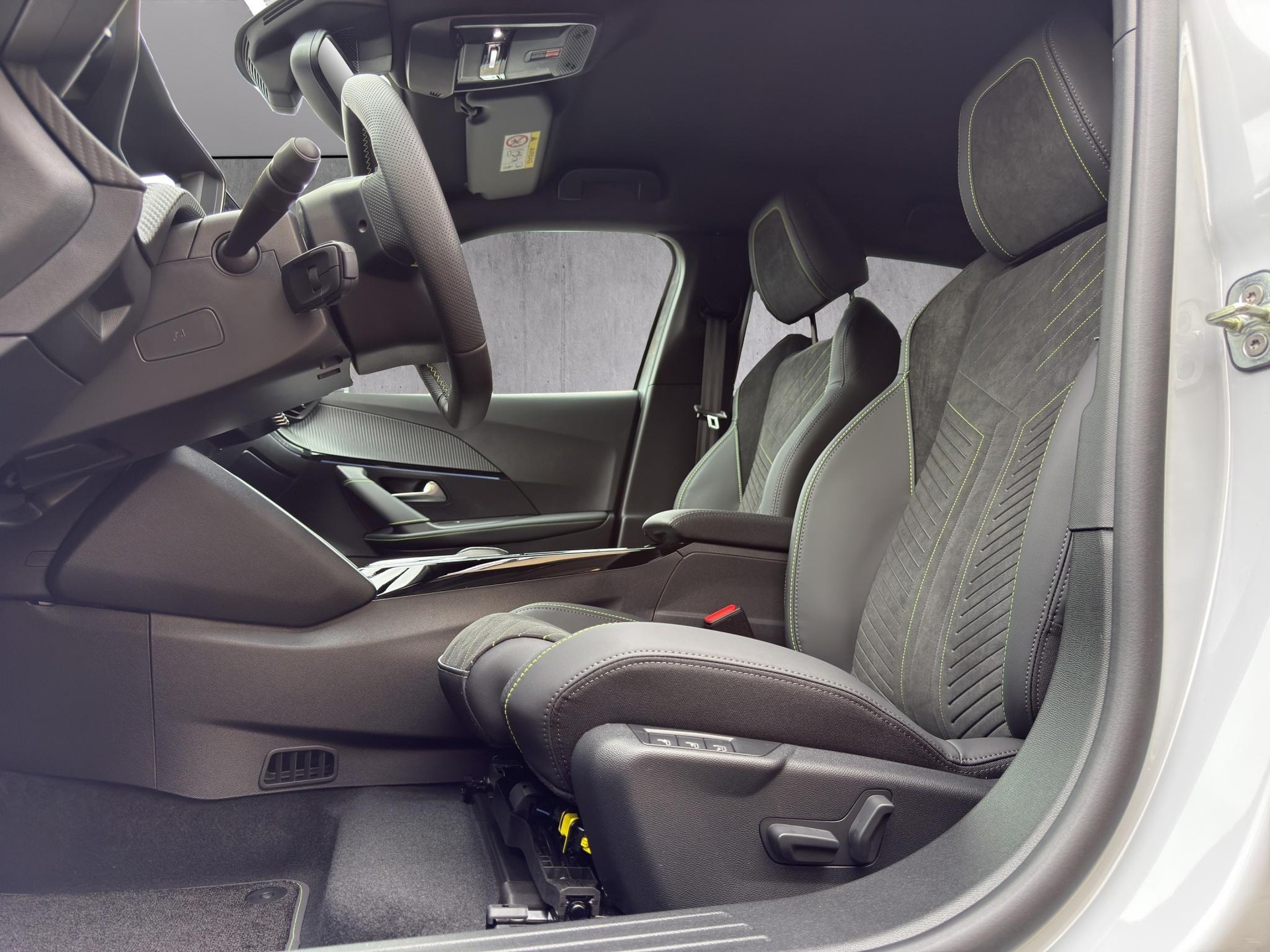 PEUGEOT 2008 1.2 Hybrid 145 GT-image-18