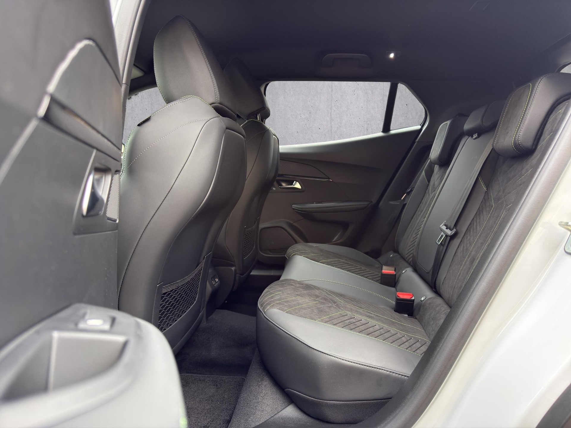 PEUGEOT 2008 1.2 Hybrid 145 GT-image-14