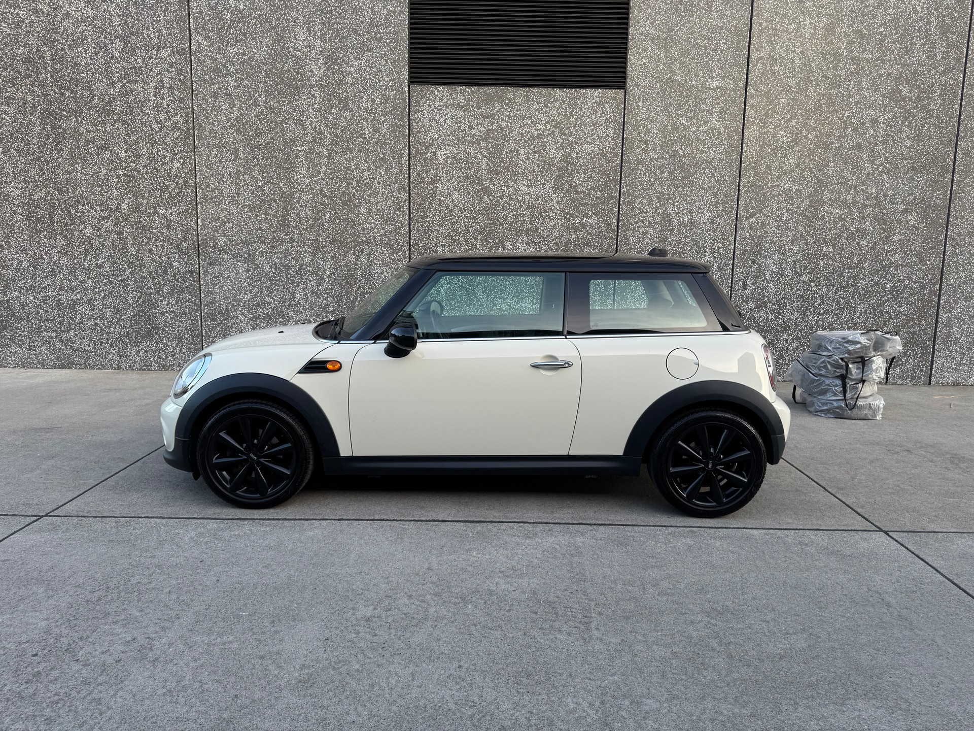 MINI Cooper-showroom-element-3
