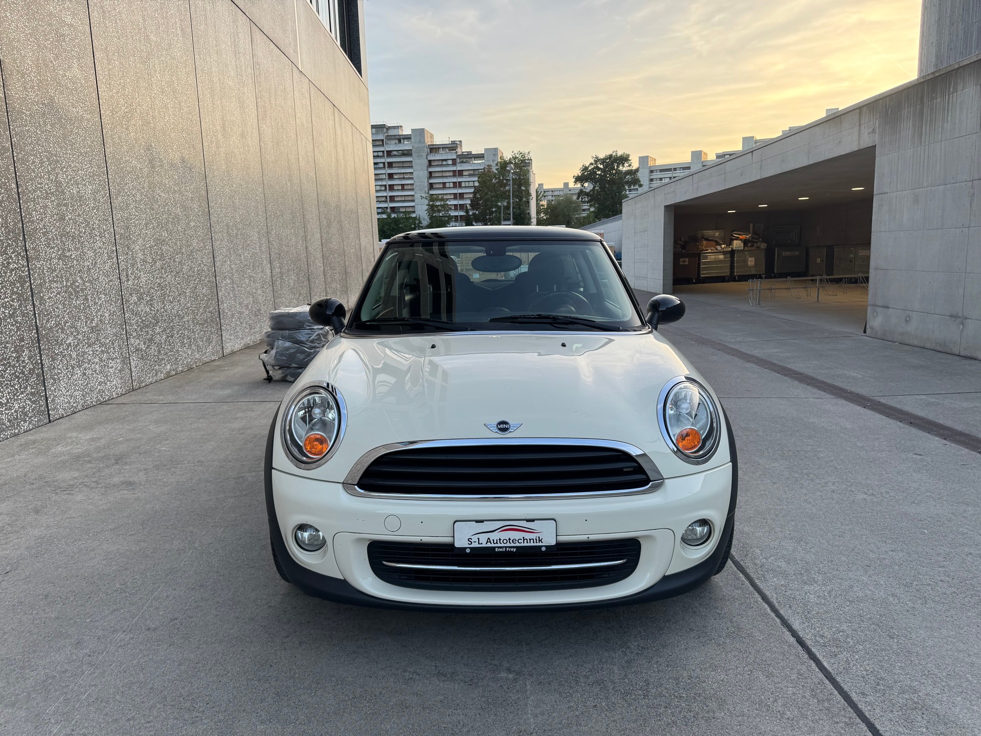 MINI Cooper-showroom-element-1