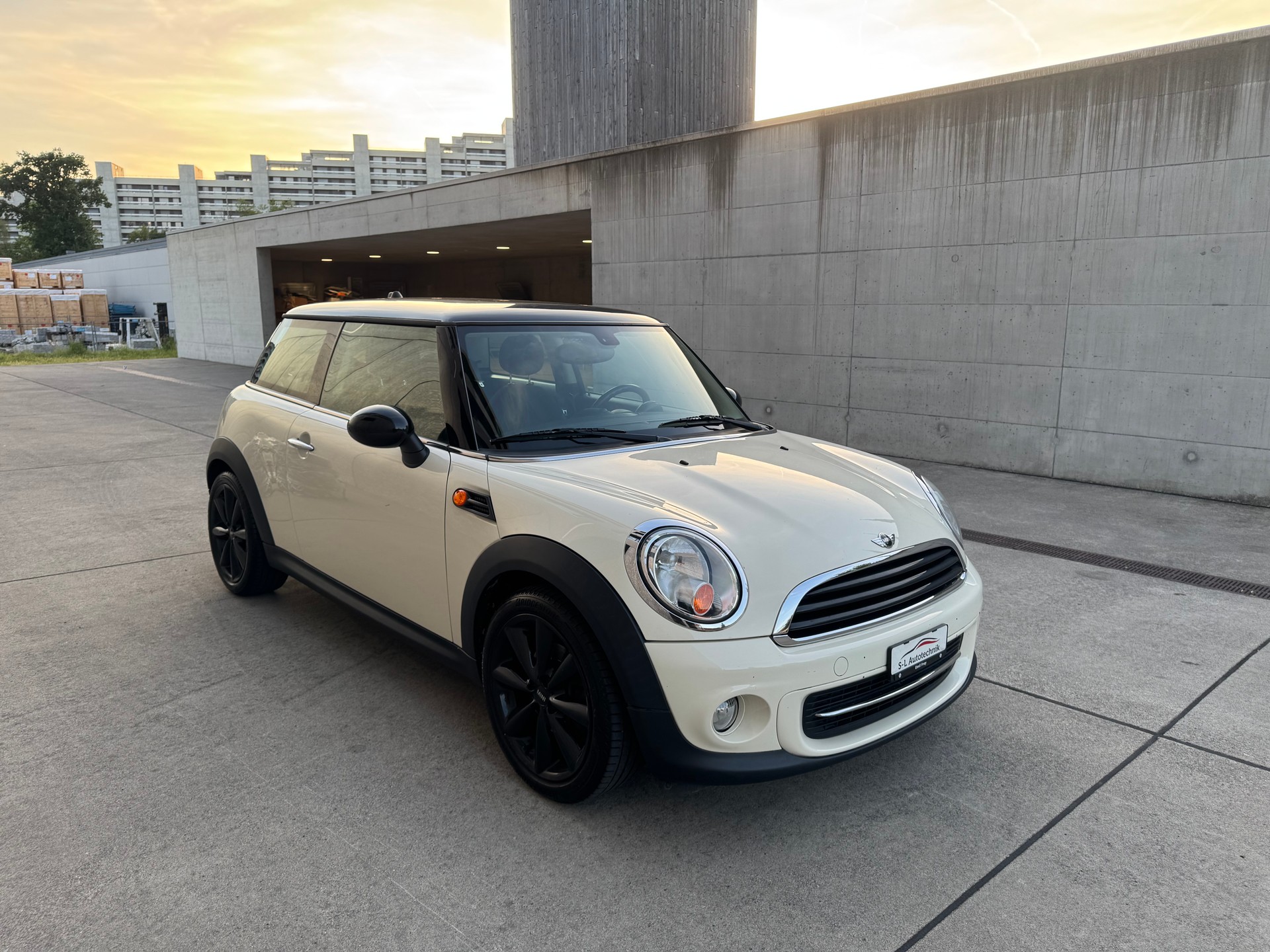 MINI Cooper-showroom-element-2