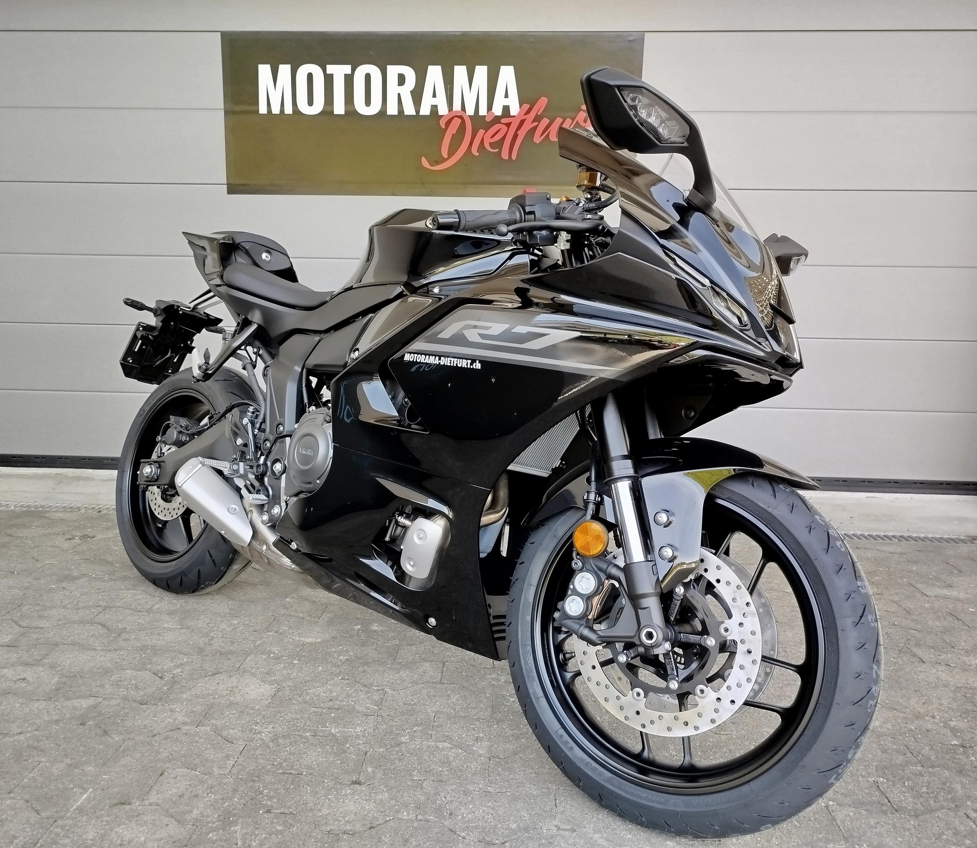 YAMAHA R7-showroom-element-1