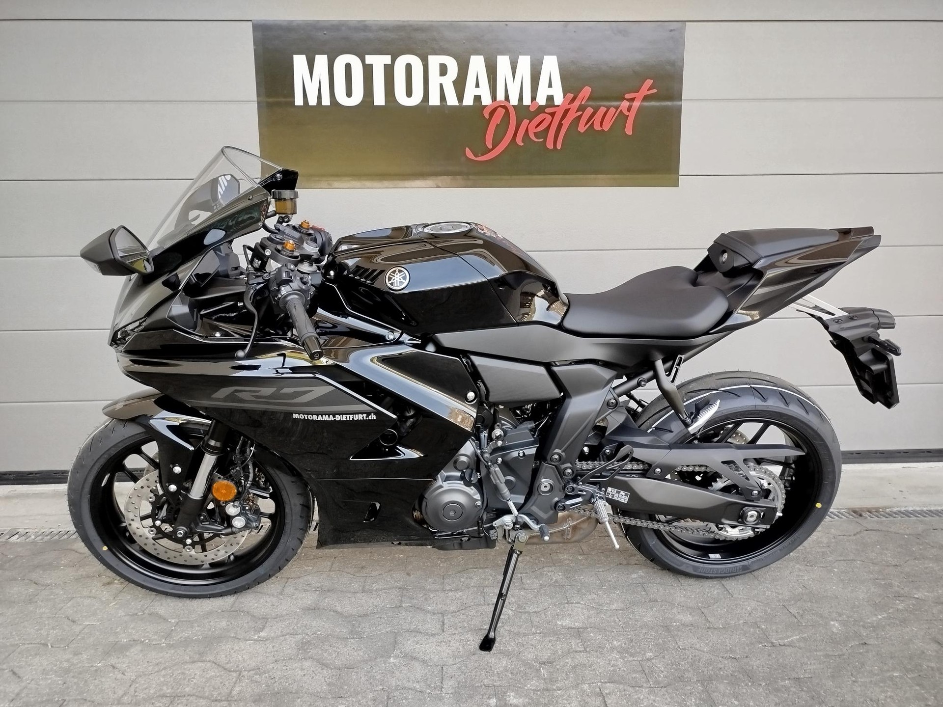 YAMAHA R7-showroom-element-2