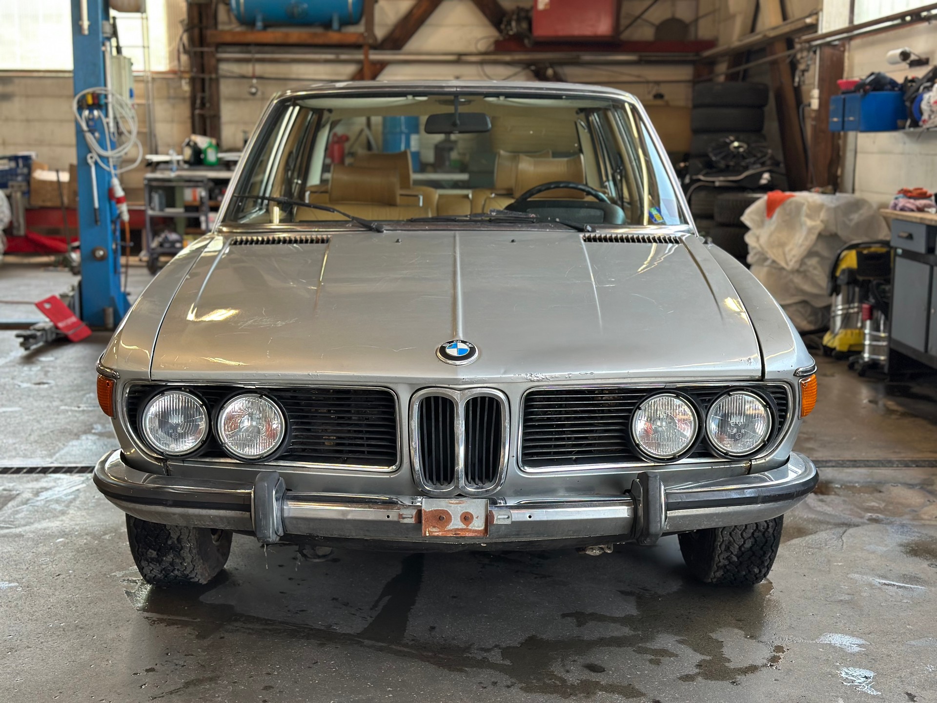 BMW 3.3 L-image-9