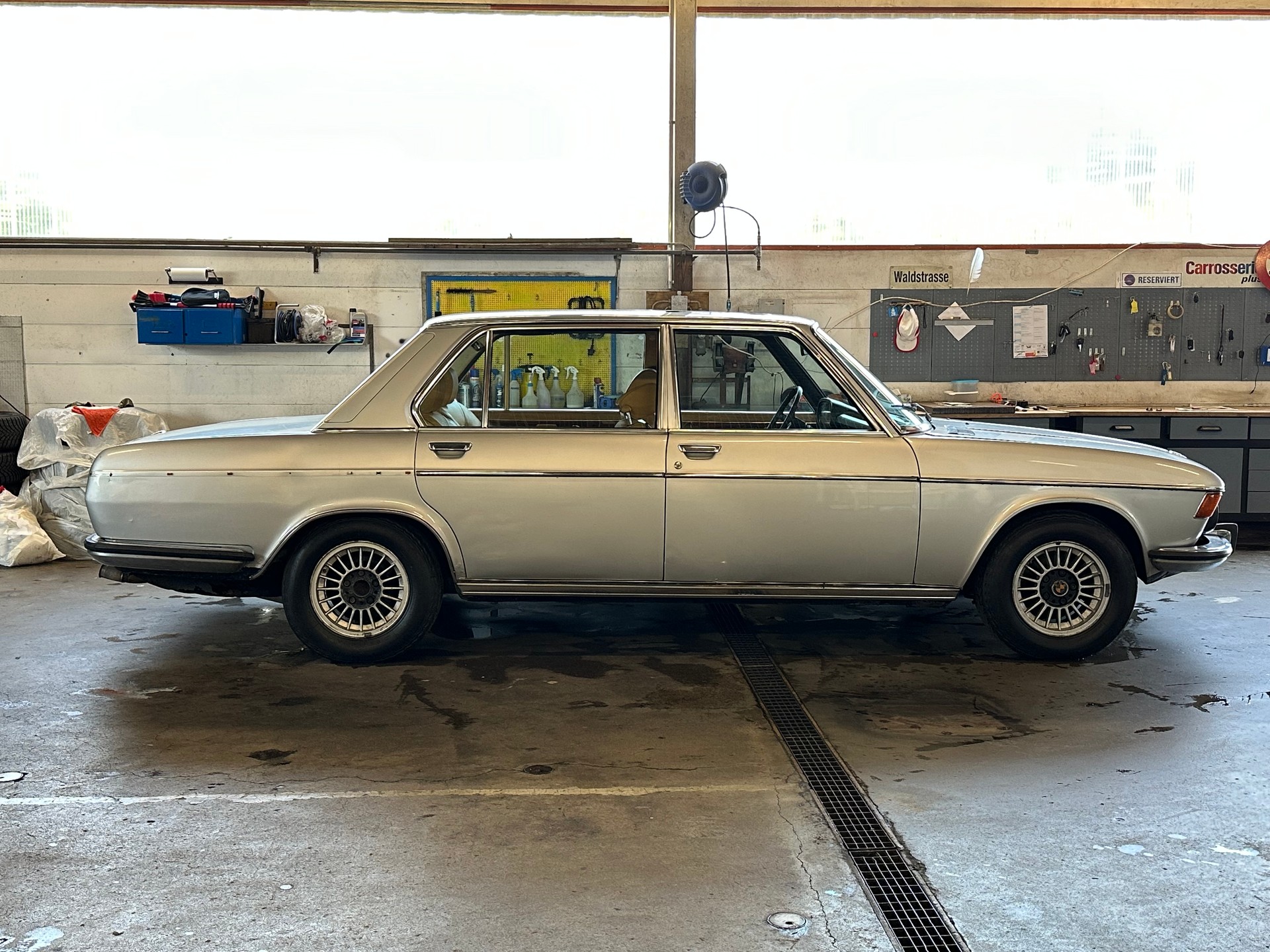 BMW 3.3 L-image-1