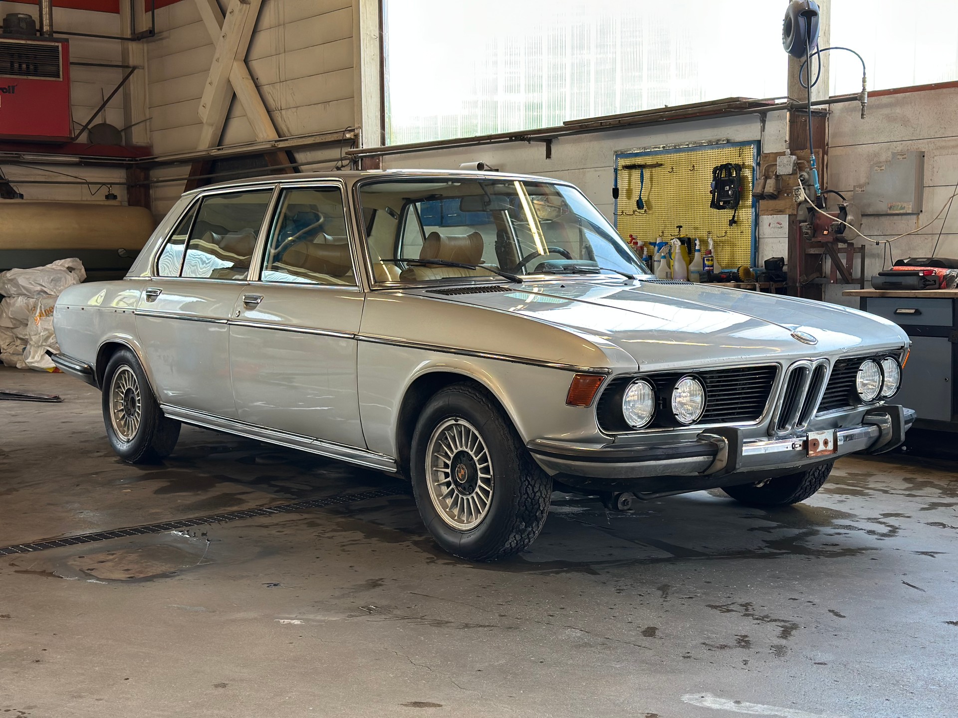 BMW 3.3 L