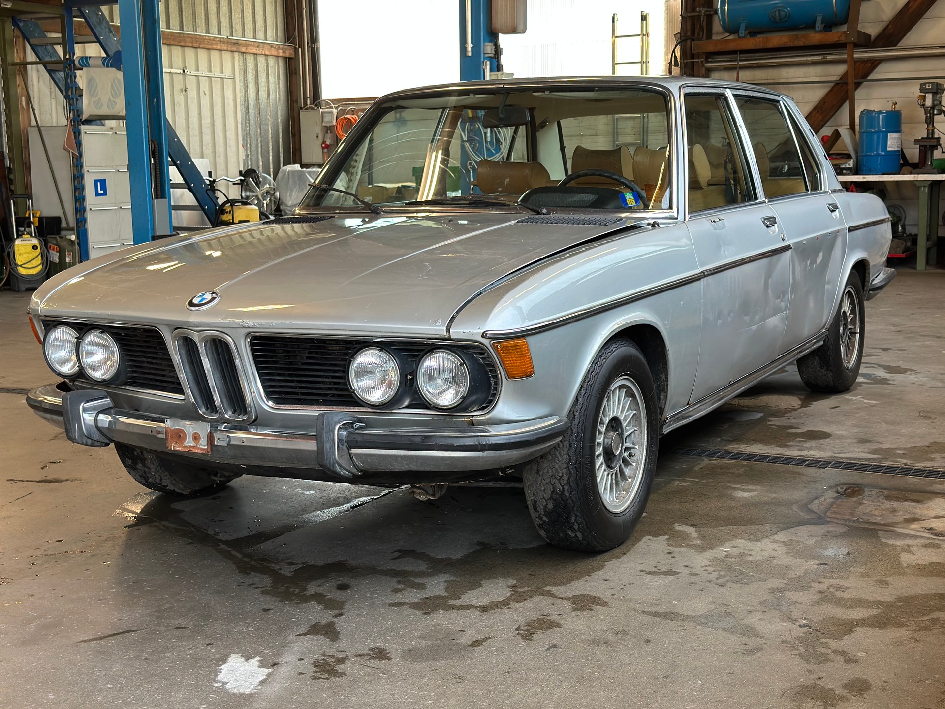 BMW 3.3 L-image-8
