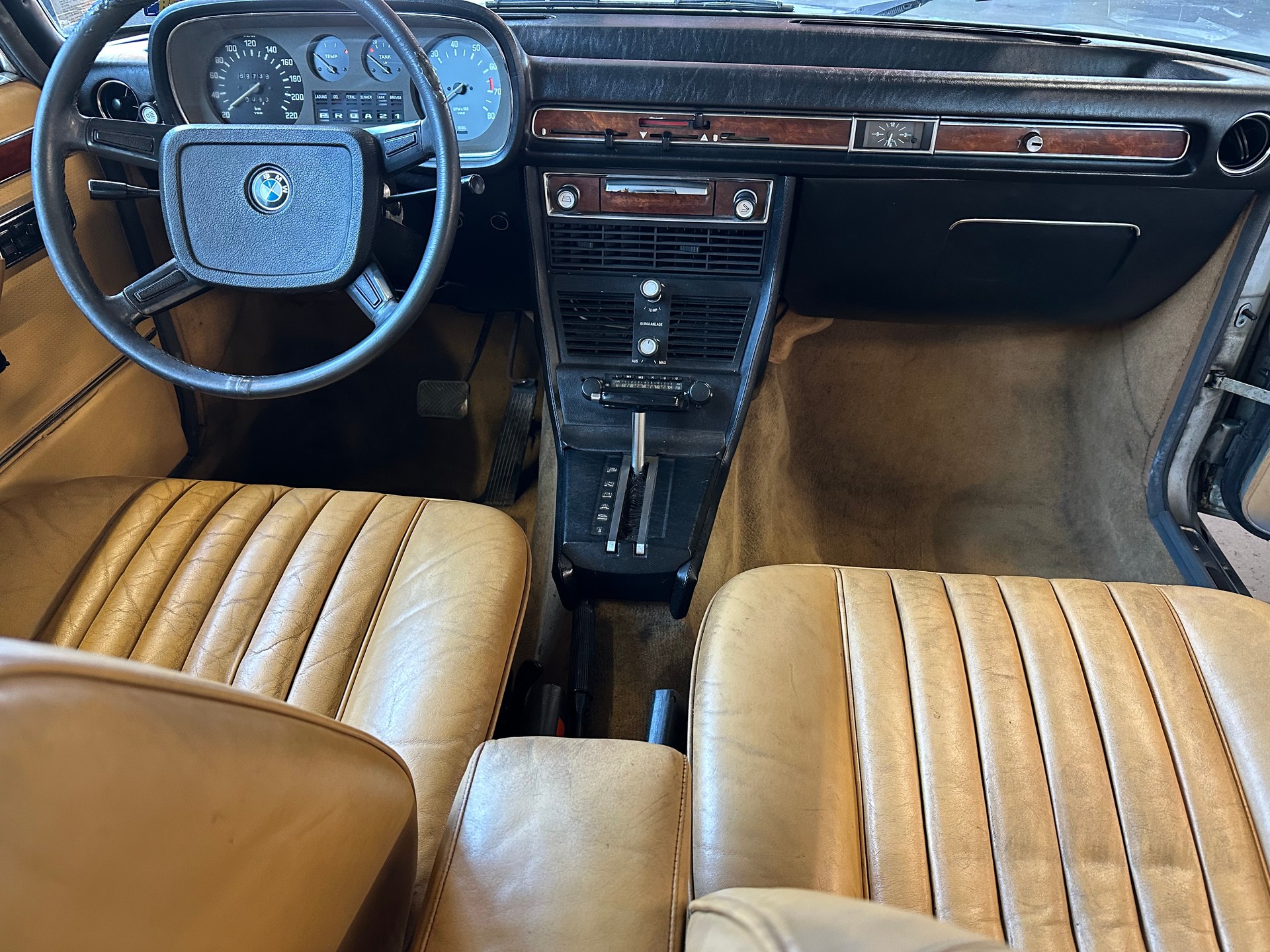 BMW 3.3 L-image-12