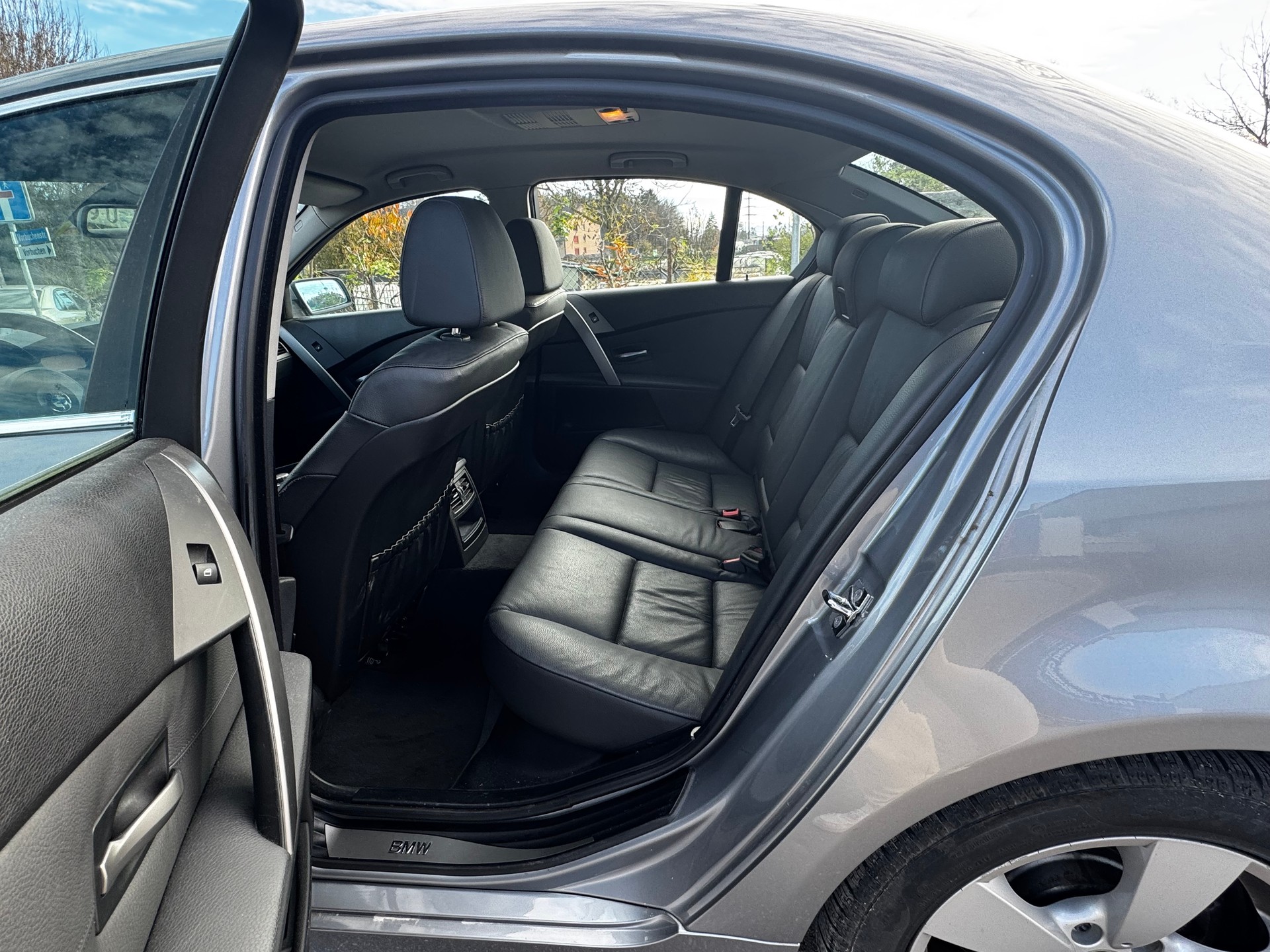 BMW 525xi-image-14