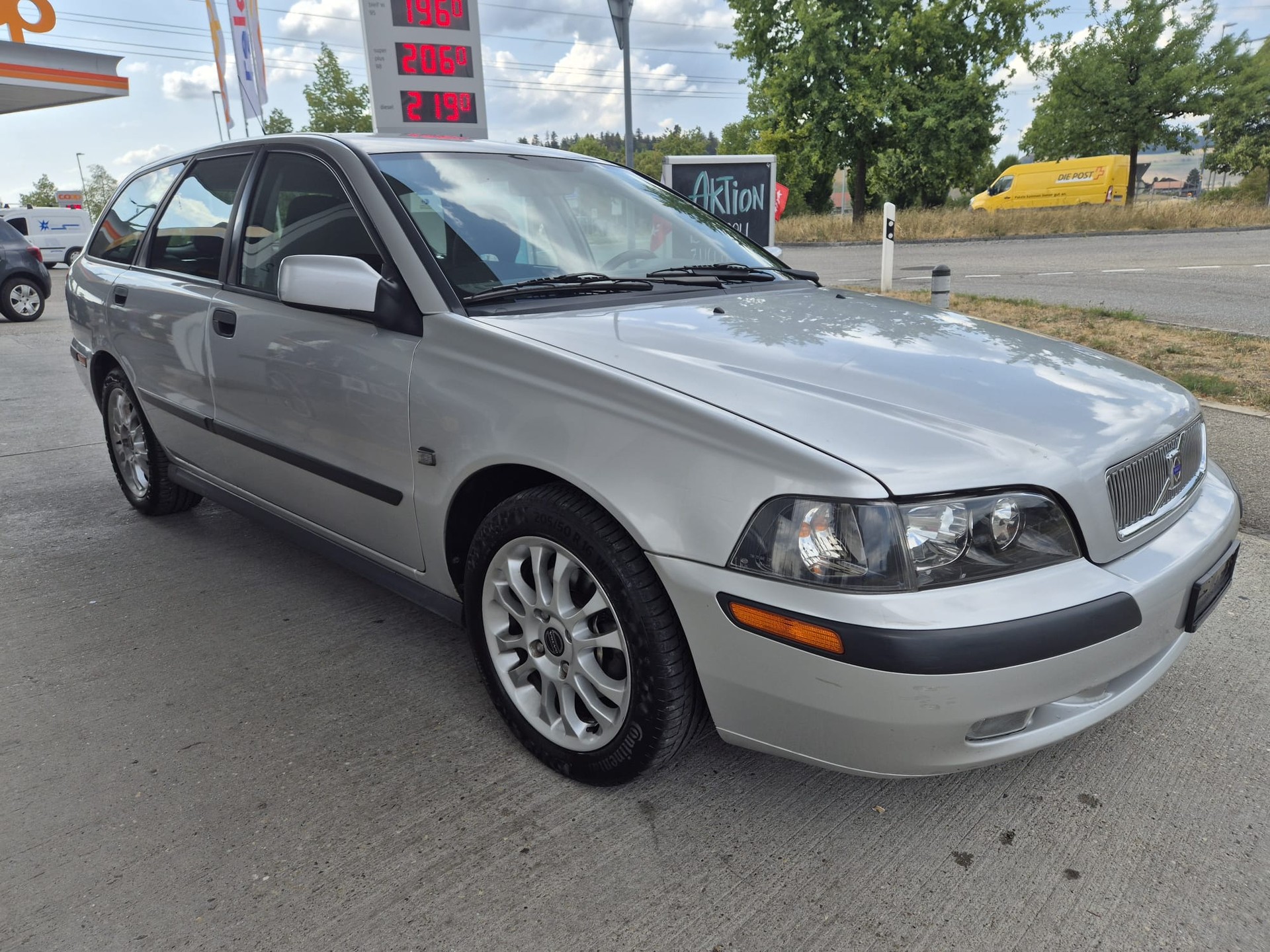 VOLVO V40 2.0T-image-2
