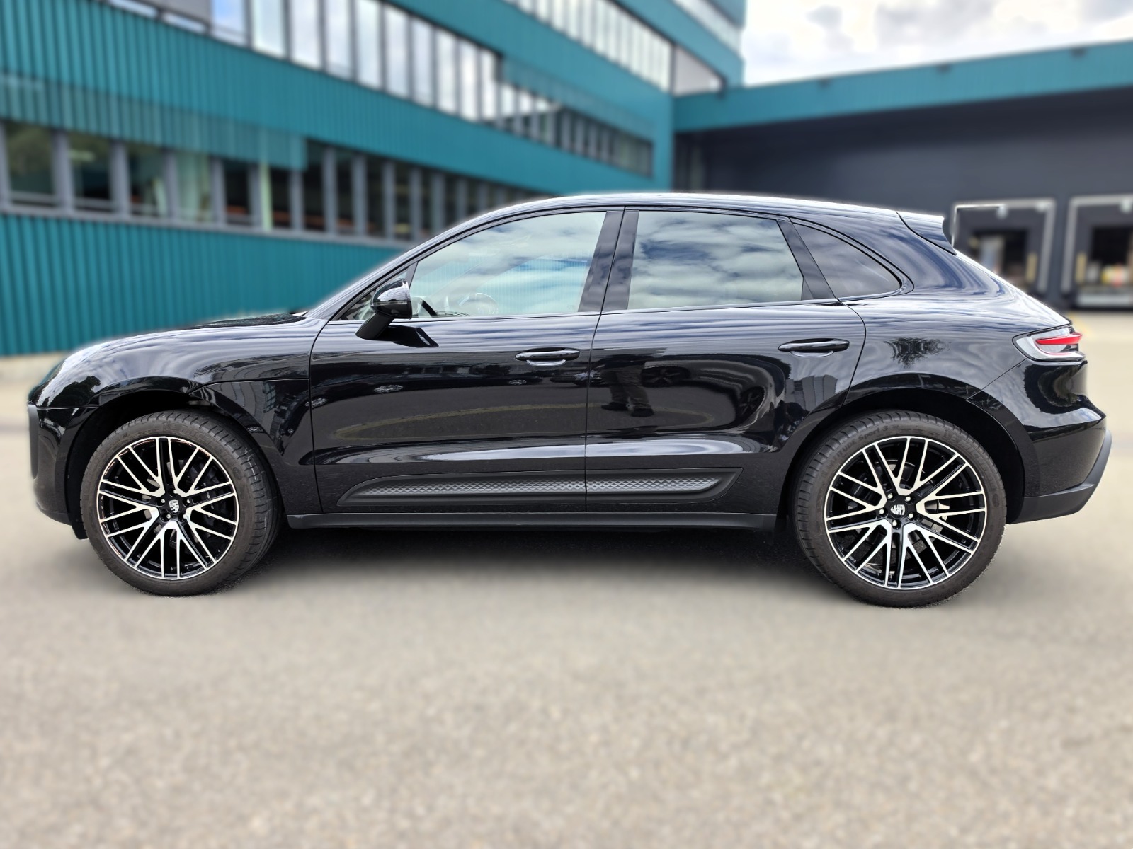 PORSCHE Macan PDK-showroom-element-1
