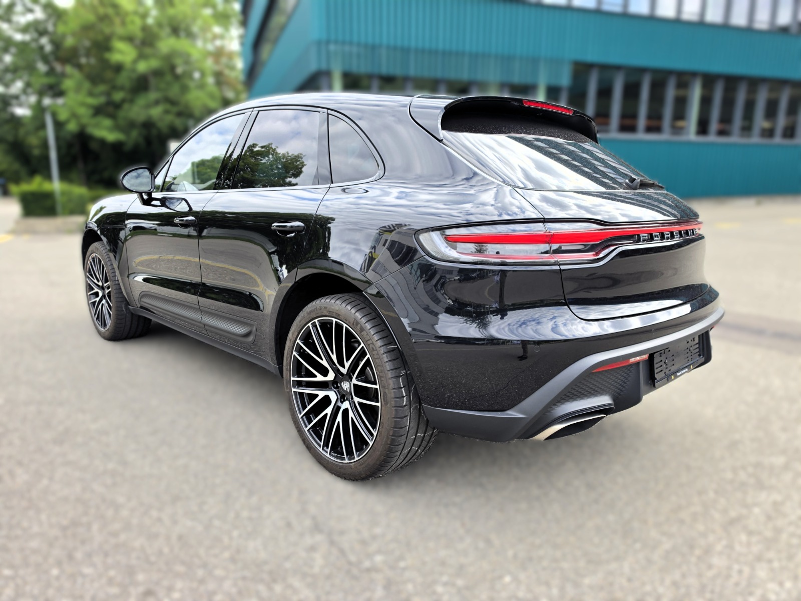 PORSCHE Macan PDK-showroom-element-2