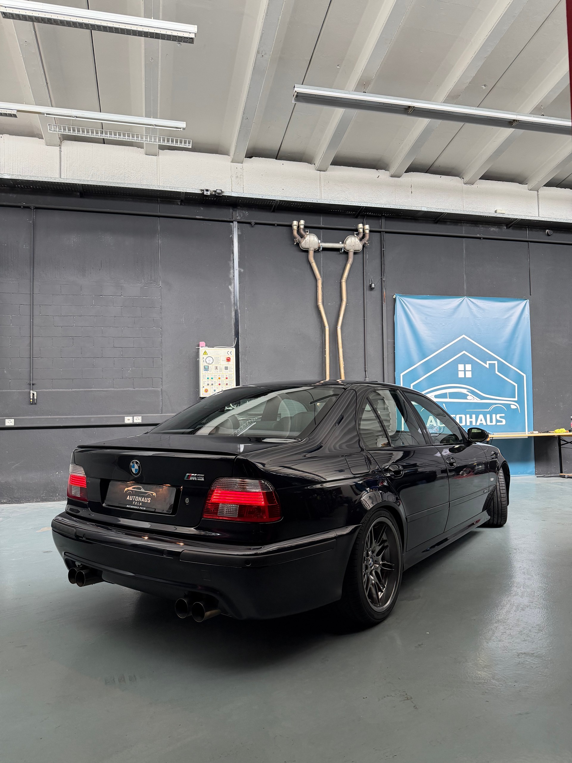 BMW M5-showroom-element-1