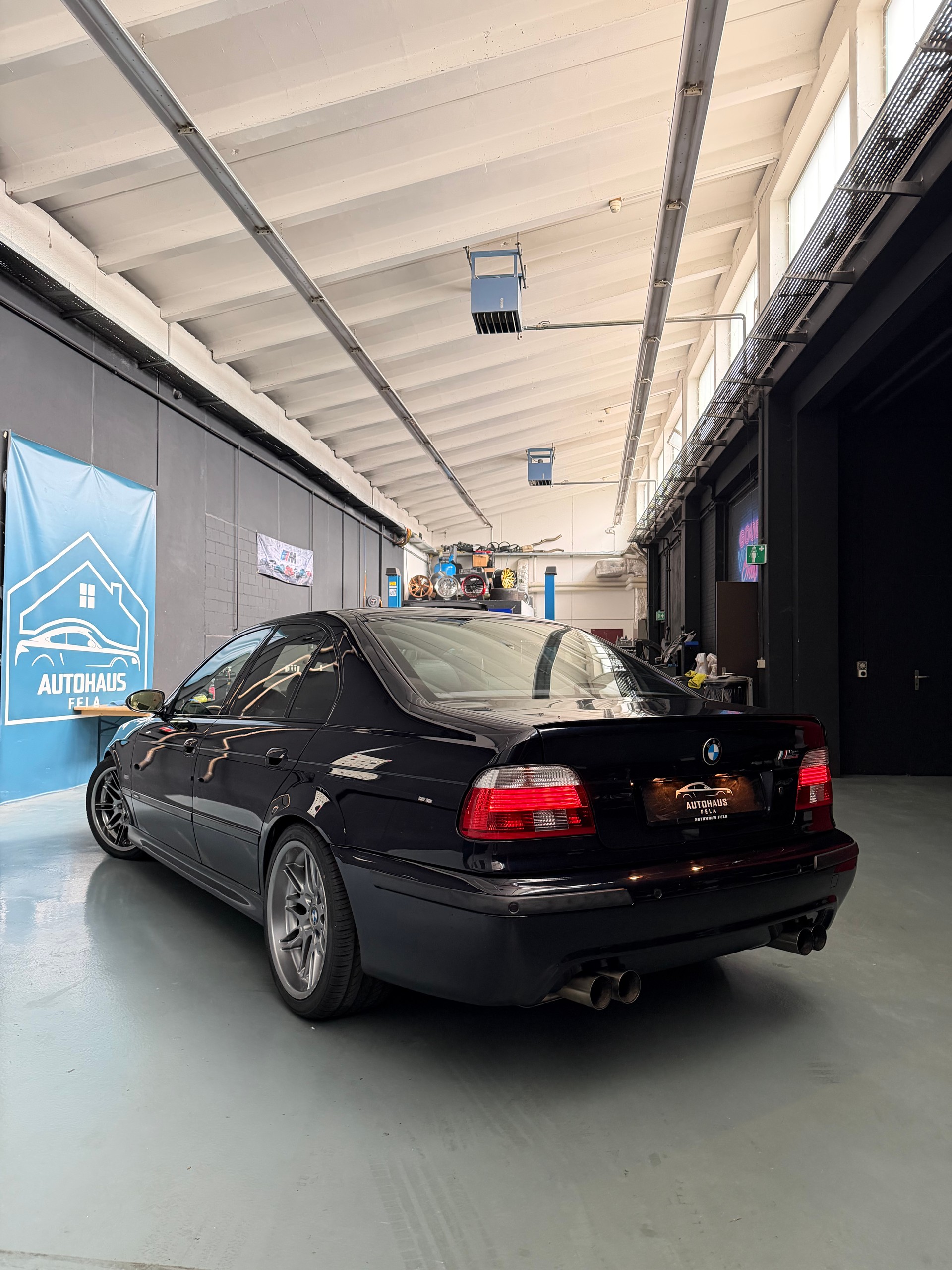 BMW M5-showroom-element-2