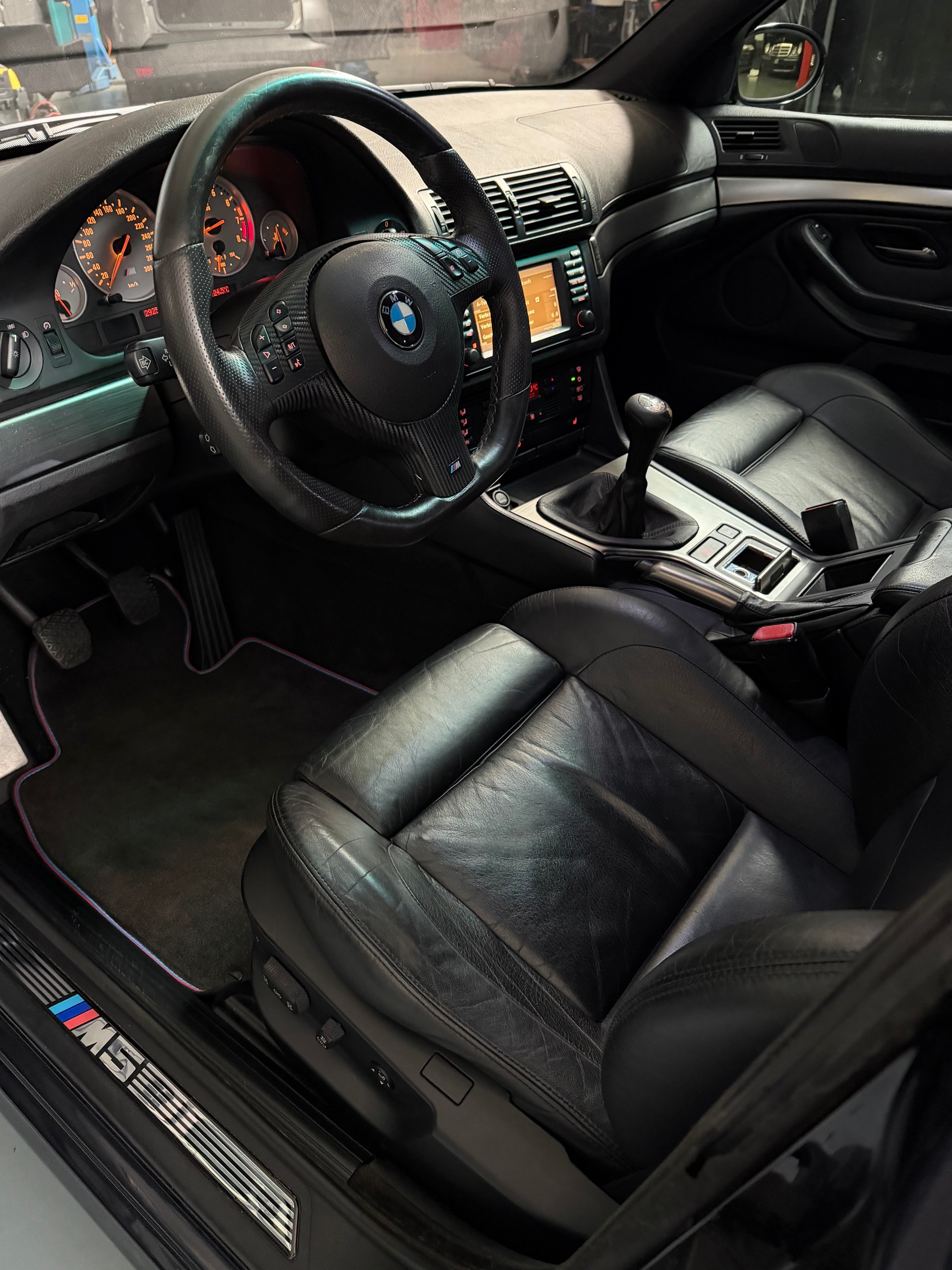 BMW M5-showroom-element-3