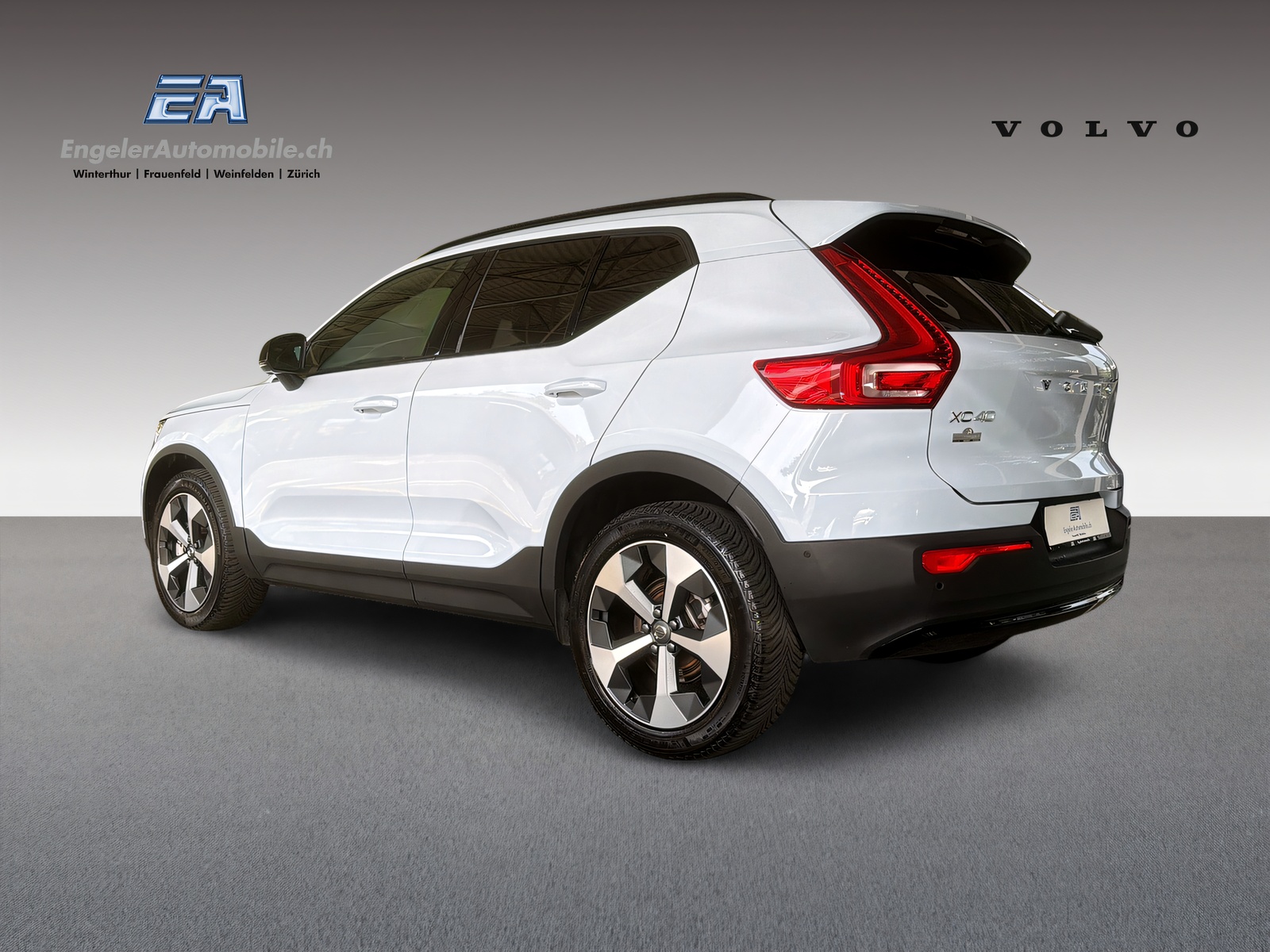 VOLVO XC40 2.0 B3 MH Plus Dark-showroom-element-3