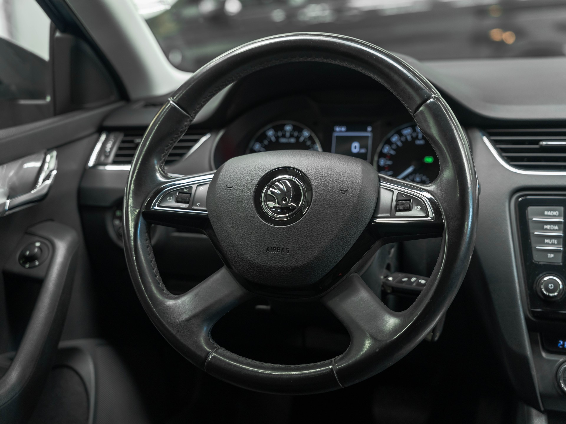 SKODA Octavia Combi 1.8 TSI Elegance 4x4 DSG-image-18
