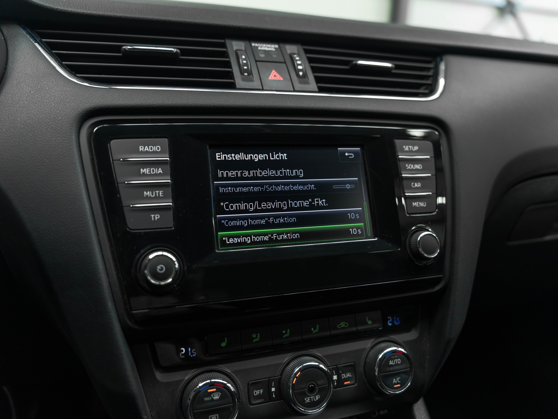 SKODA Octavia Combi 1.8 TSI Elegance 4x4 DSG-image-25