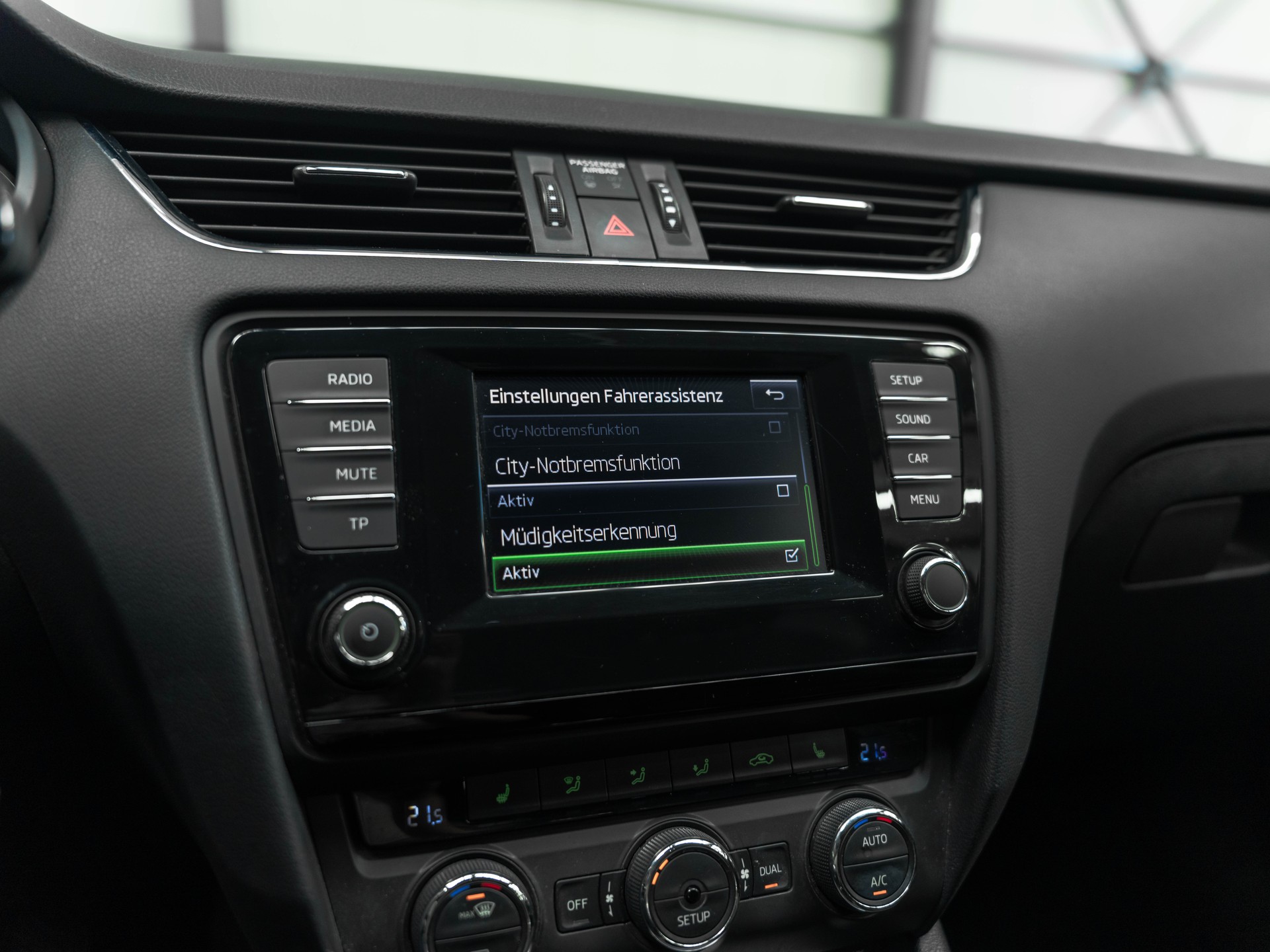 SKODA Octavia Combi 1.8 TSI Elegance 4x4 DSG-image-24