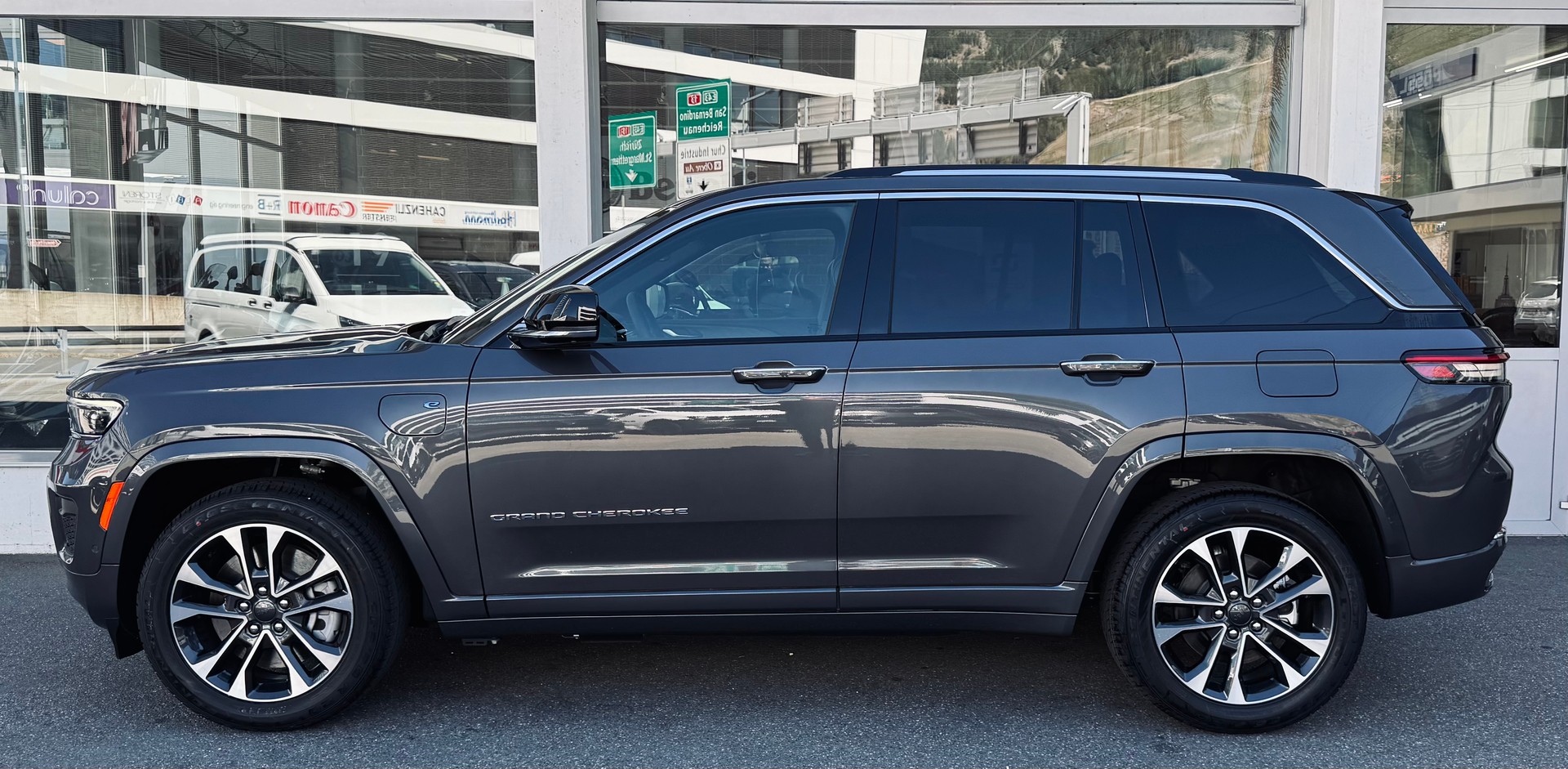 JEEP Grand Cherokee 2.0 Plug-in-Hybrid Overland 4xe-showroom-element-2